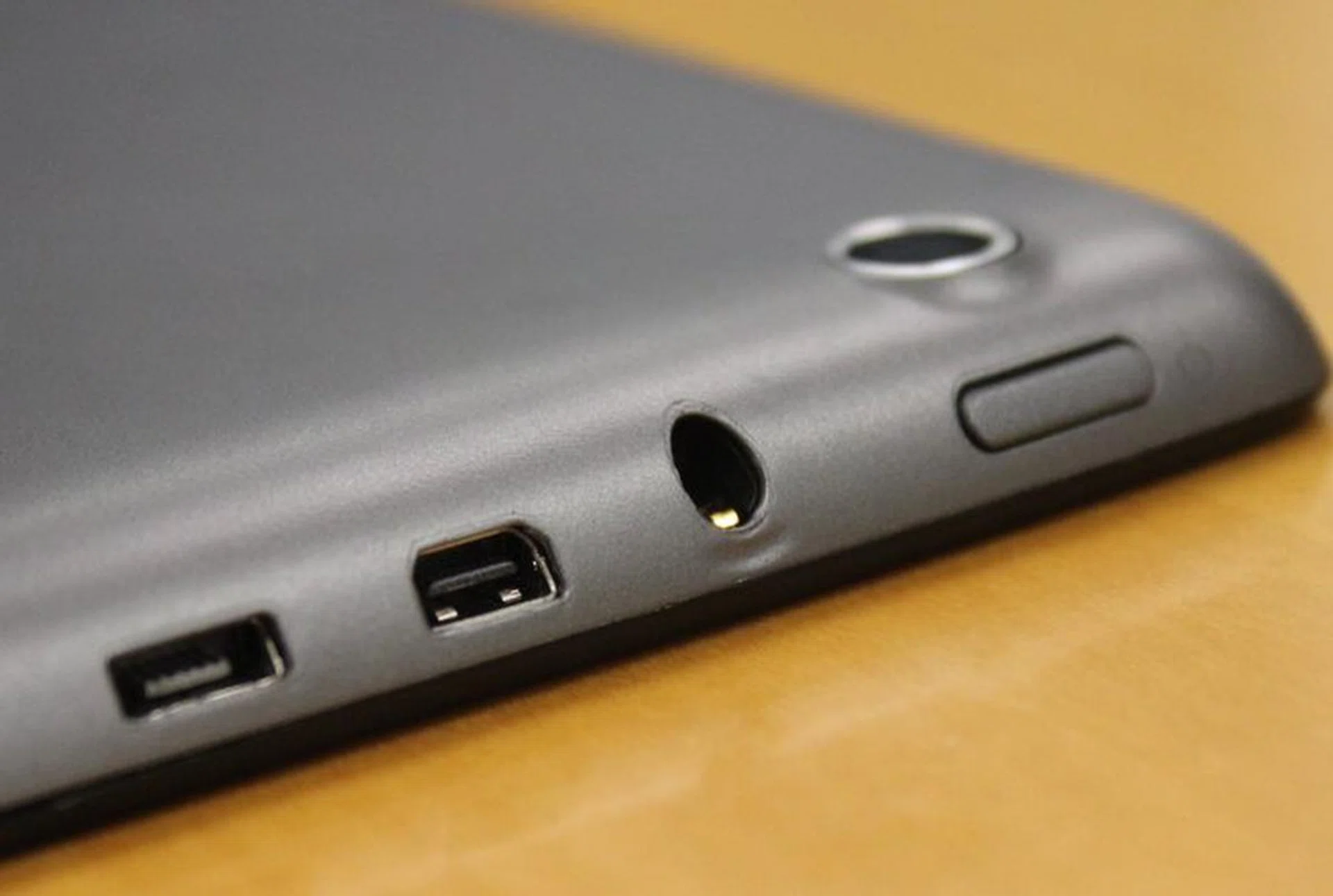 The Slate7 PC a micro-USB for charging and data transfer, but also a mini-HDMI port for outputting to TVs. 