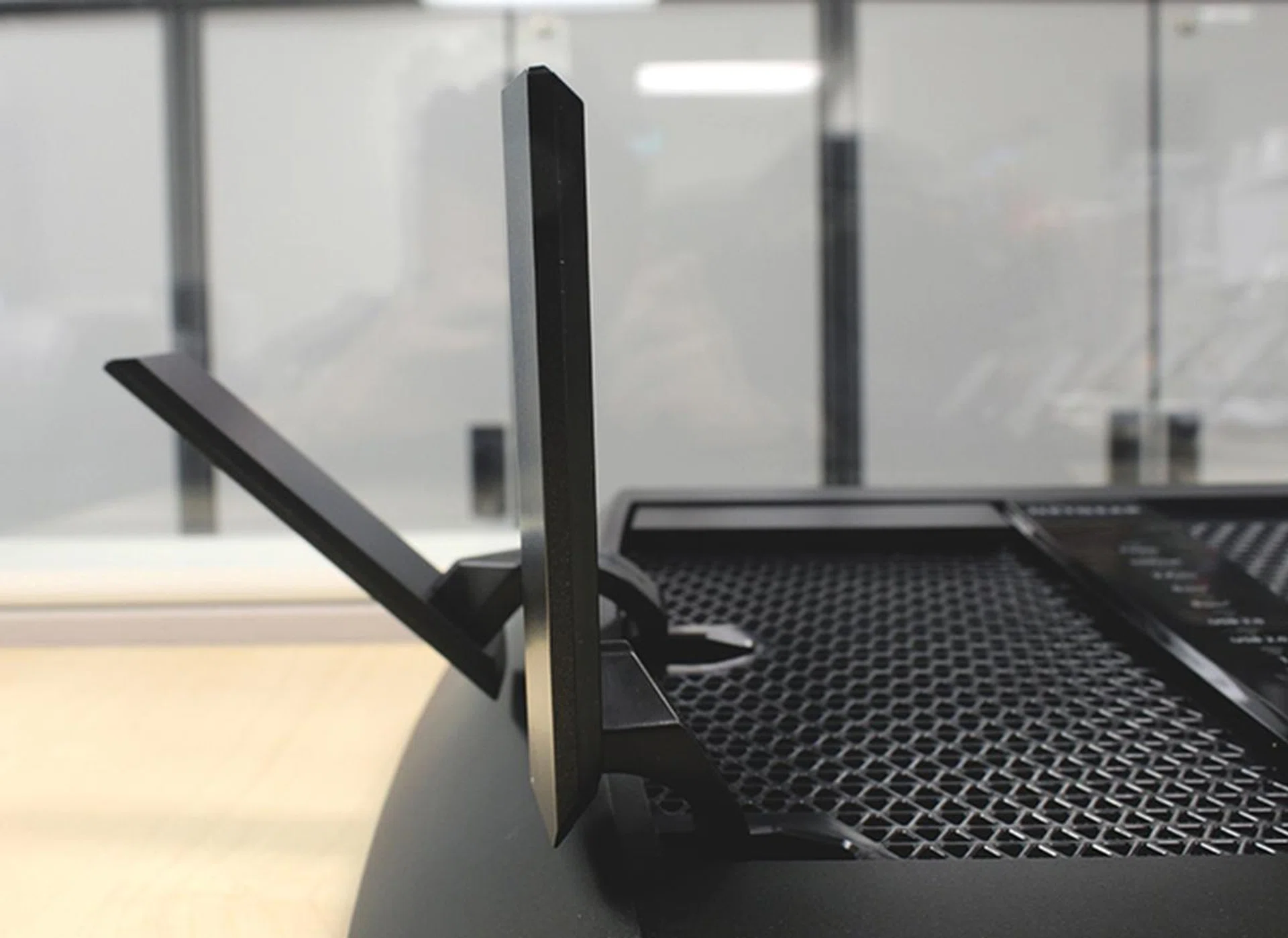 There are six antennas, two are dual-band and serve both 2.4GHz and 5GHz frequency bands, whereas the remaining four are 5GHz only.