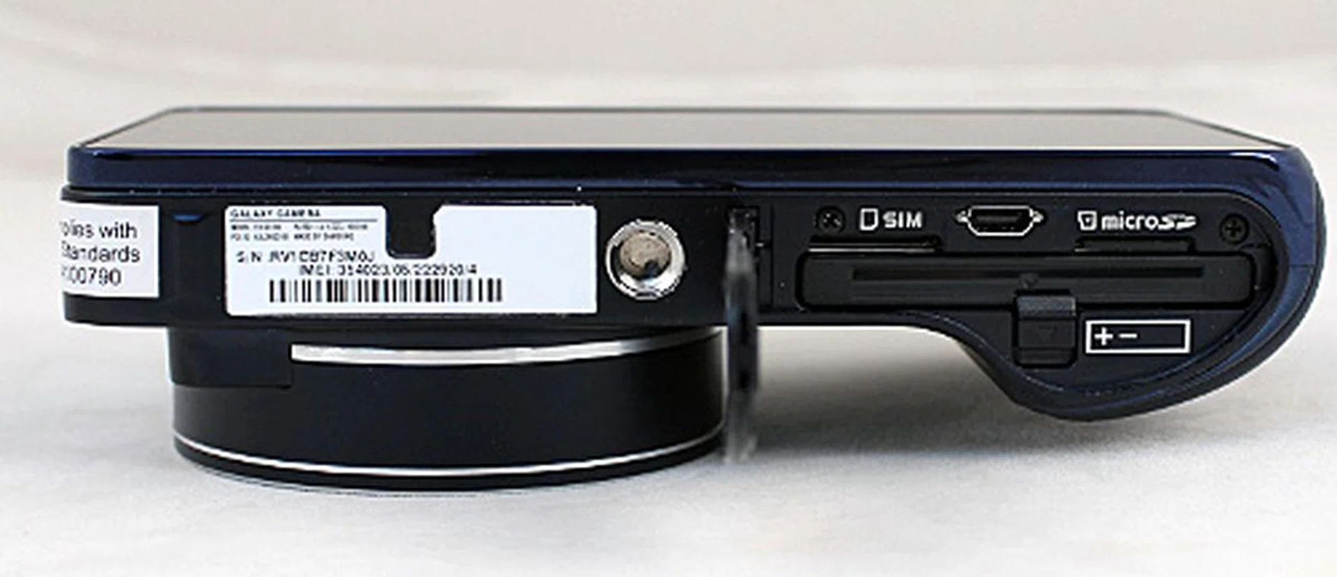 There's a micro-SIM slot for those looking to have a 3G data connection to upload or share photos taken instantly, no matter your location.