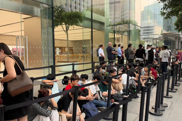 The Apple crowd.