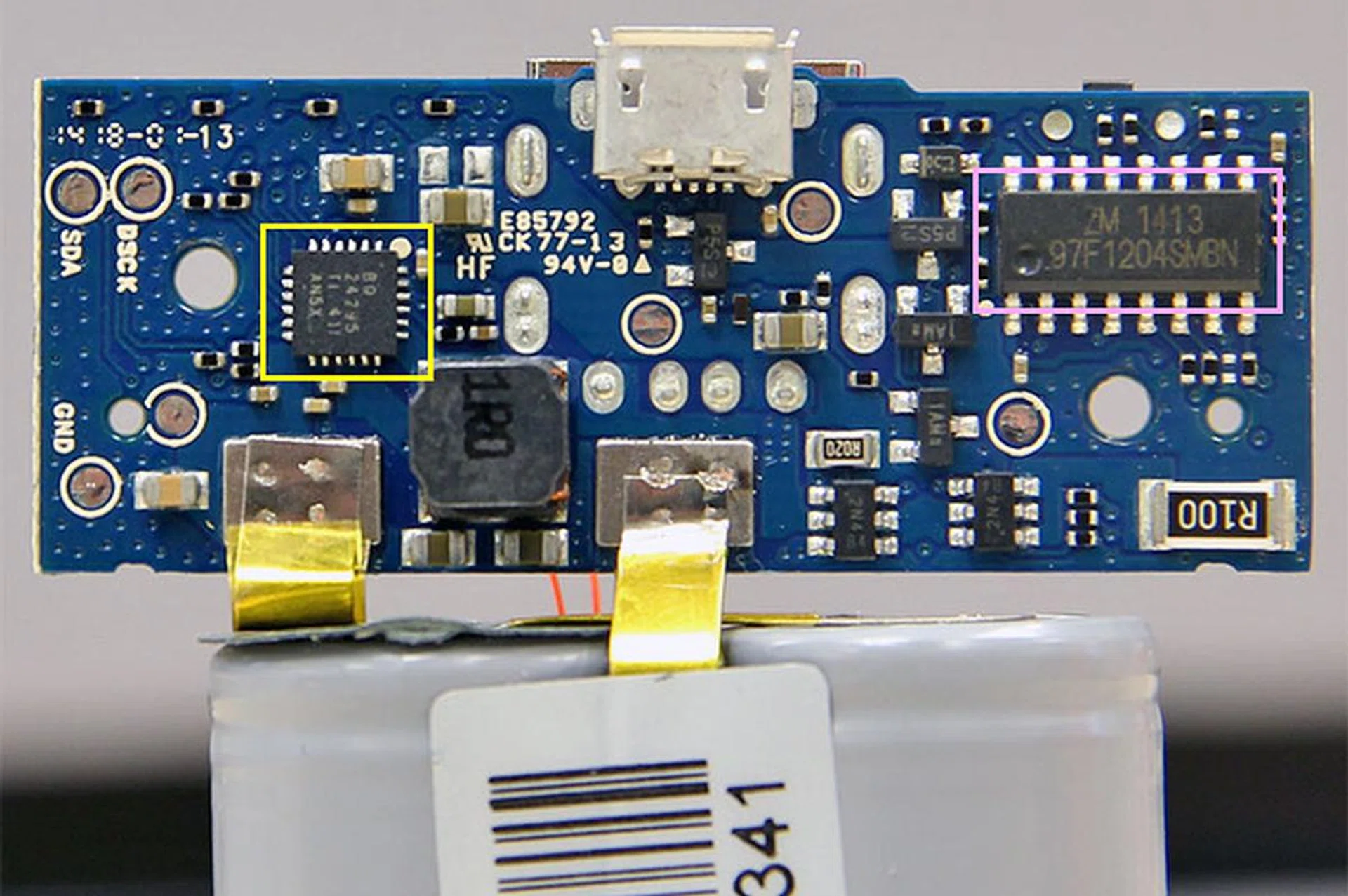 On the other side of the circuit board, we see the same 97F1204SMBN microcontroller (in pink frame) we've on the 10,400mAh version (made by ZM instead of ABOV?). The battery management I2C is different though: the 5,200mAh version uses the Texas Instruments BQ24295 (in yellow frame) instead of the BQ24195 found on the 10,400mAh version. That 1R0 thing you see at the bottom? That's likely to be an inductor.