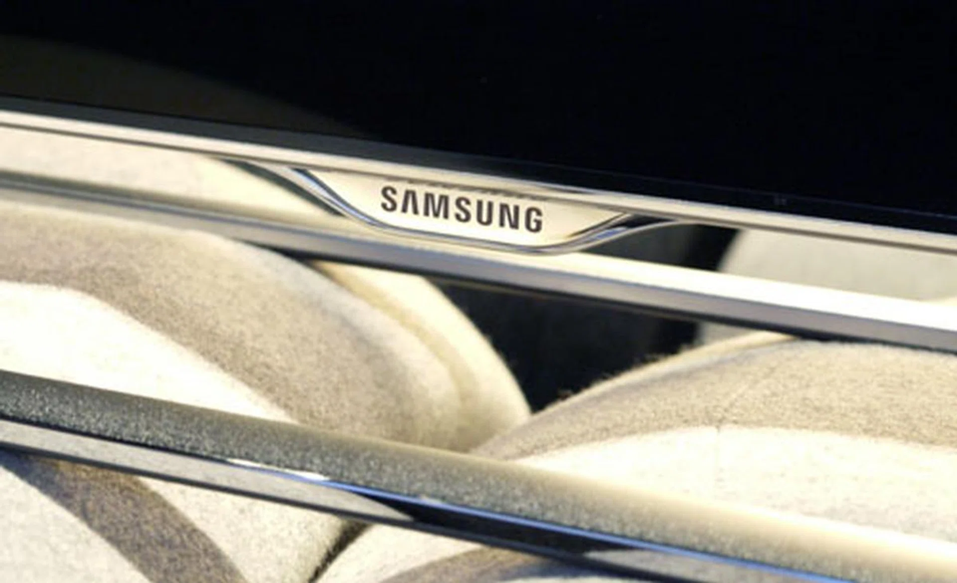 Samsung's logo is positioned on a "tab" located just below the panel. Those who like fancy lights might want to know that the logo is illuminated when the TV is in operation. 