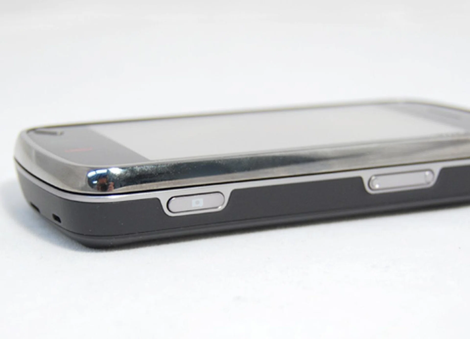 Besides the camera button as seen here, you can also tap the touchscreen during photo taking to activate the autofocus and take a shot with the 5-megapixel camera.