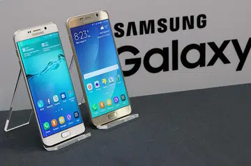 The Samsung Galaxy S6 Edge+ (left) and the Samsung Galaxy Note 5 on display.
