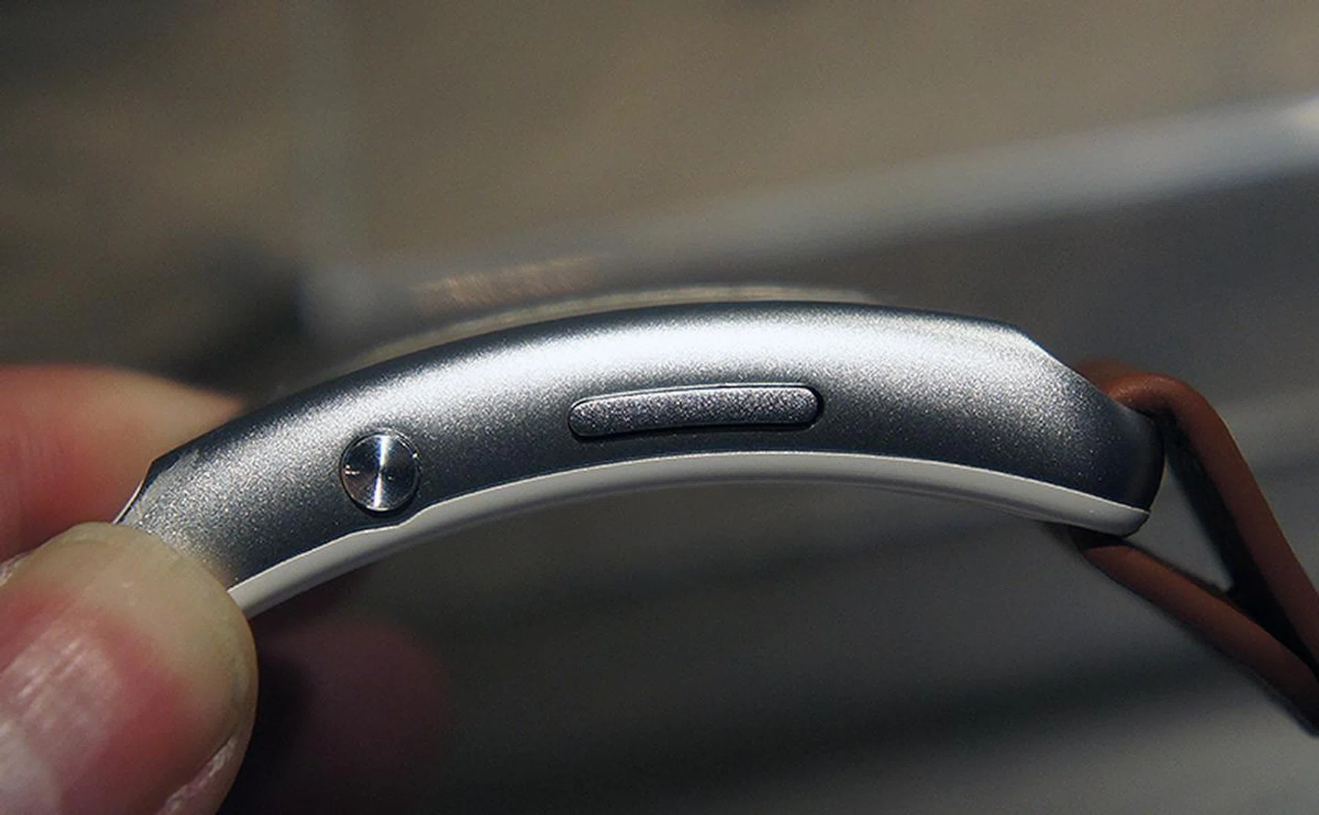 The E Ink display is not touch-enabled, so these buttons are required to operate the Vibe Band VB10. It is also around 9.5mm thick, which is relatively slim as far as wearable devices go.