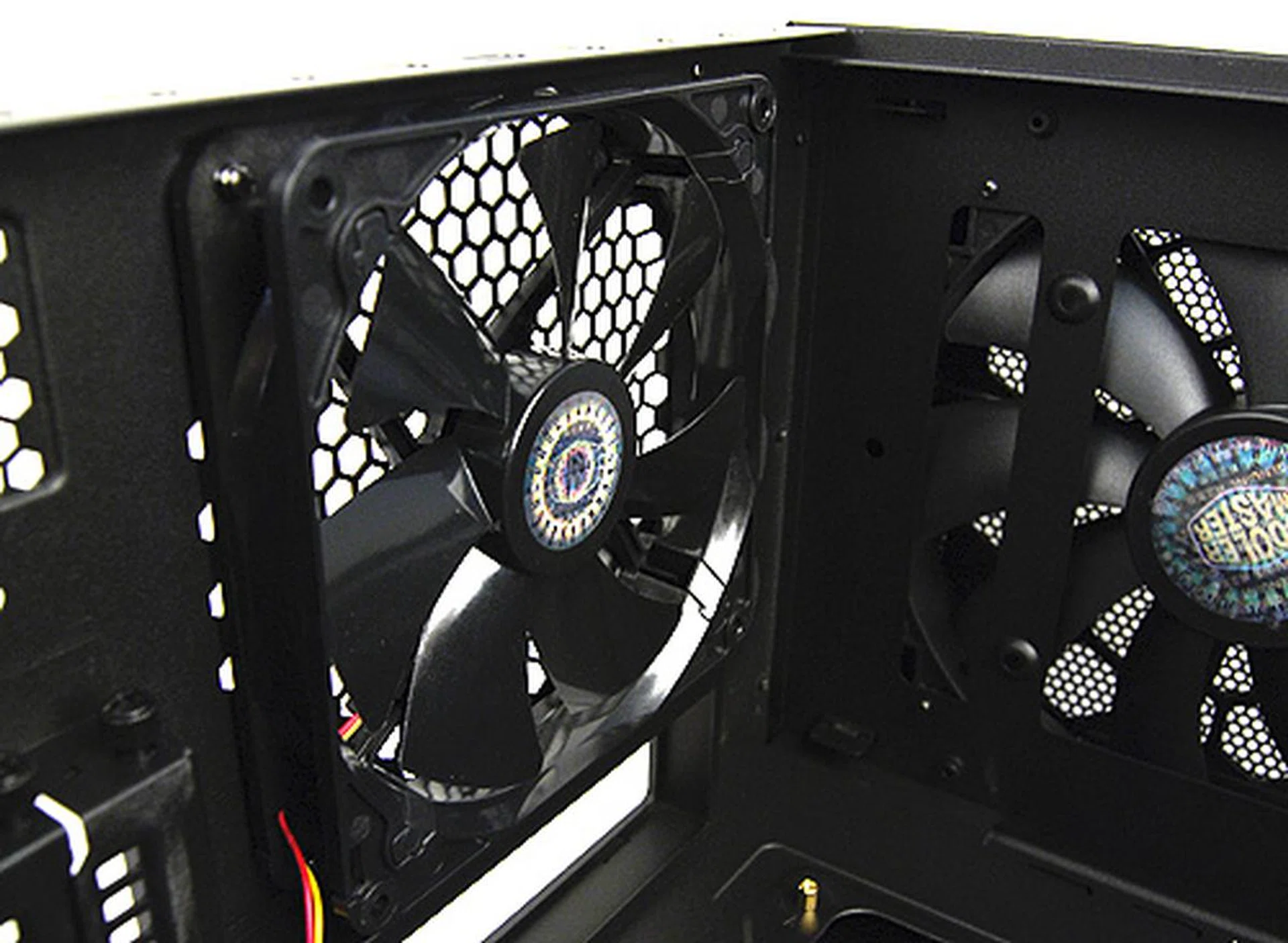 A look at the rear 140mm exhaust fan.