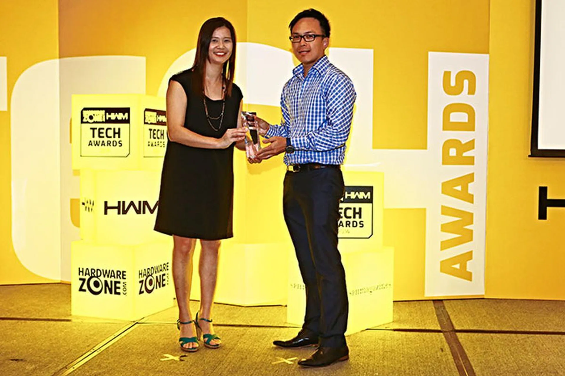 Epson came out on top in the Best Business Projector Brand polls. Here's Mr. Daren Low, Product Manager for Epson projectors, receiving the award.