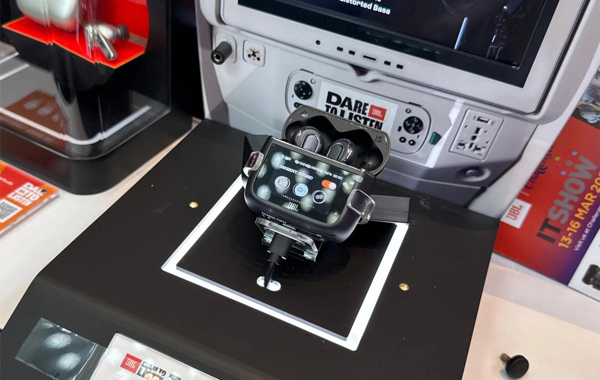 JBL Tour Pro 3. Photo: HWZ.