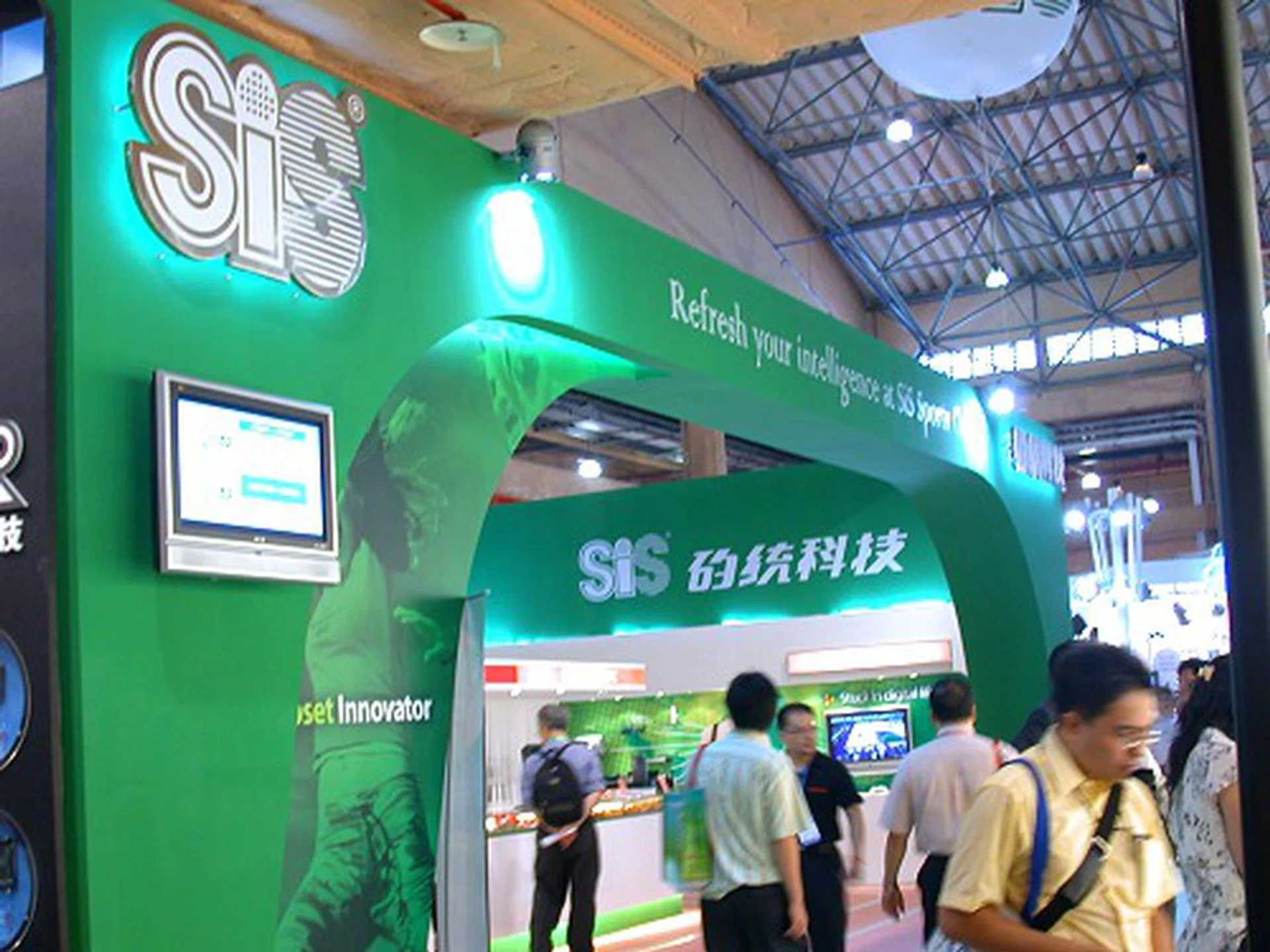  Over at the SiS booth, the spotlight was on their latest SiS 672 chipset series for both desktop and notebook implementations.  