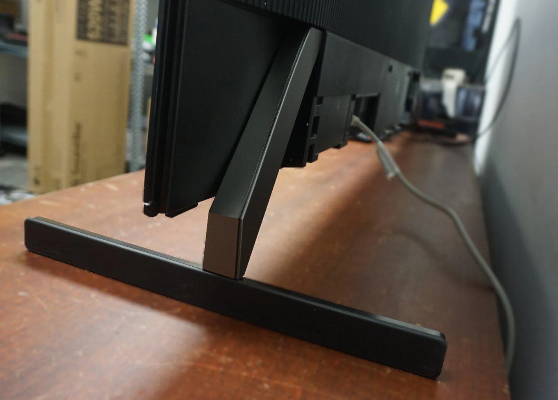 The TV feet for the Sony A90J can be affixed in two modes - raised to accommodate a soundbar as you see now, or flushed to the TV console top.