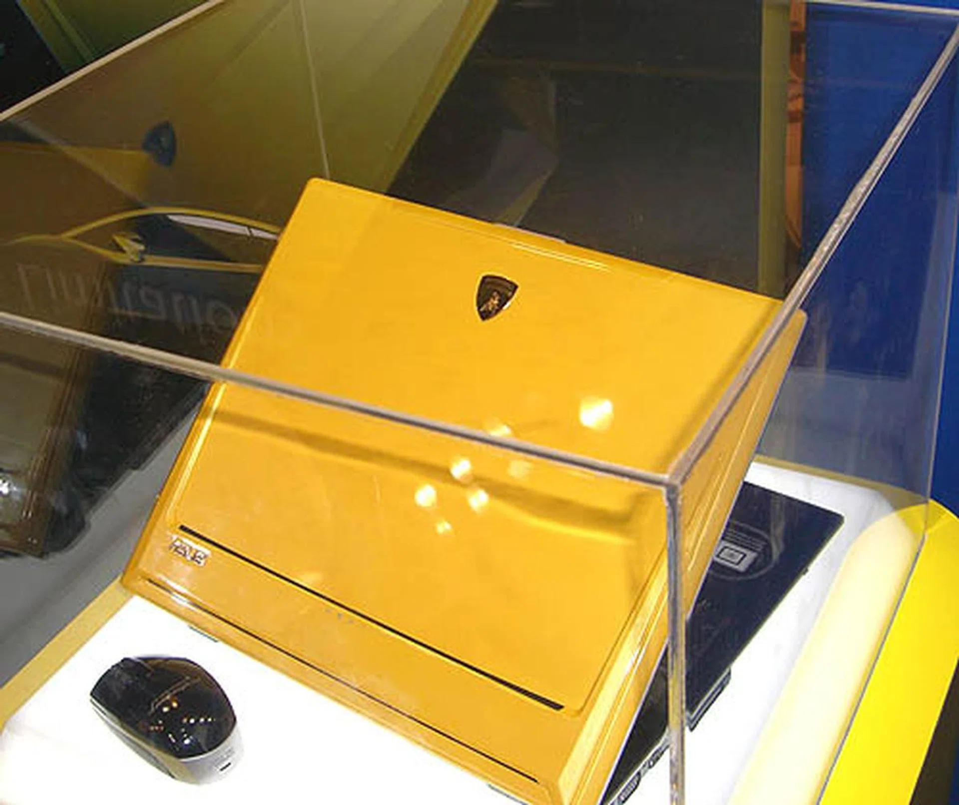 Another famous sports car brand makes its presence in IT products, with ASUS tying up with Lamborghini's design expertise for this stunning yellow notebook. The specifications for it may be mundane but it certainly looks a million.