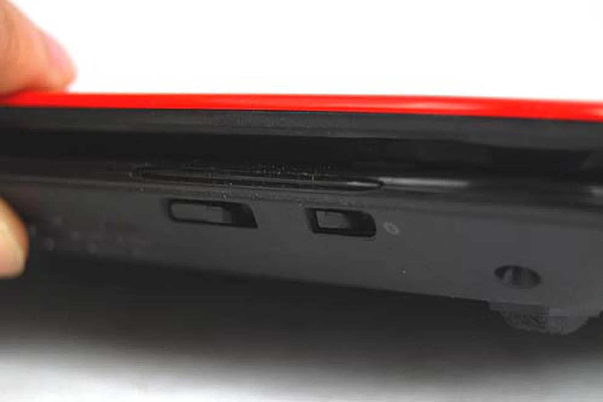 The front of the netbook keeps thing clean but for the two switches - the wireless and bluetooth switch. We've only one complain though, the switches are toggle based so you may have problems trying to figure whether they are turned on/off.