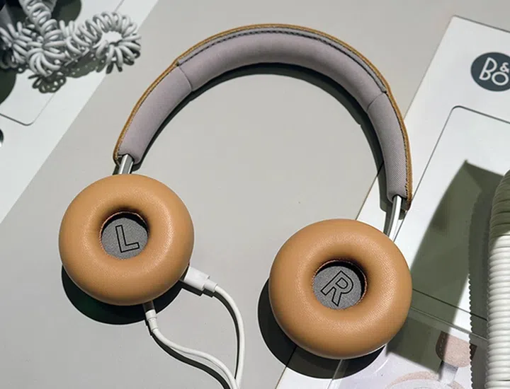 Note the smaller ear cups of the H8i, which, again, are made out of lambskin leather.