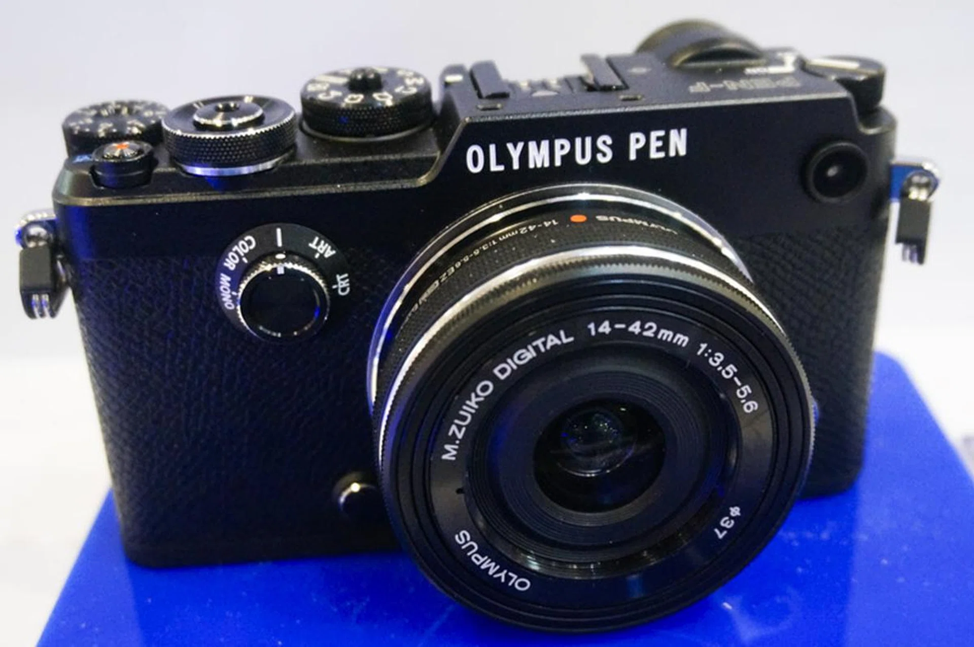 Otherwise, look at their latest Pen F. No discounts for this as it’s still selling for $1798 (body only), but you’ll get a $200 lens voucher, a $130 Harvey Norman voucher, and the option to purchase the 14-42 EZ lens for just $199 (down from $498), meaning you can get the lens for $69 by trading in the Harvey Norman voucher straight away. Other freebies are a free leather handstrap, a 32GB SD card, a 16GB SD card,free product workshop, and 3-month local extended warranty.