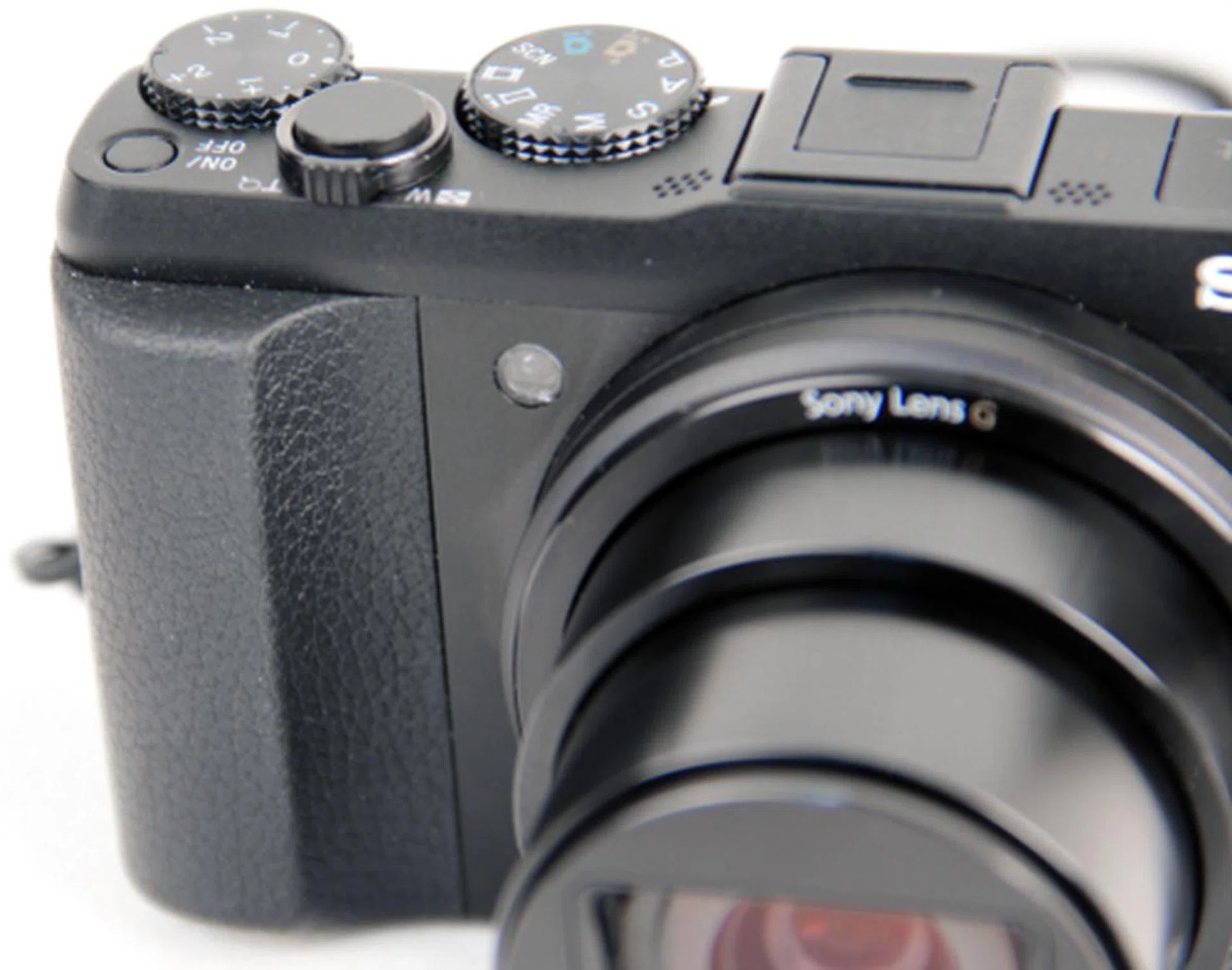 The generous hand grip and its rubberized texture helped with the handling of the camera.