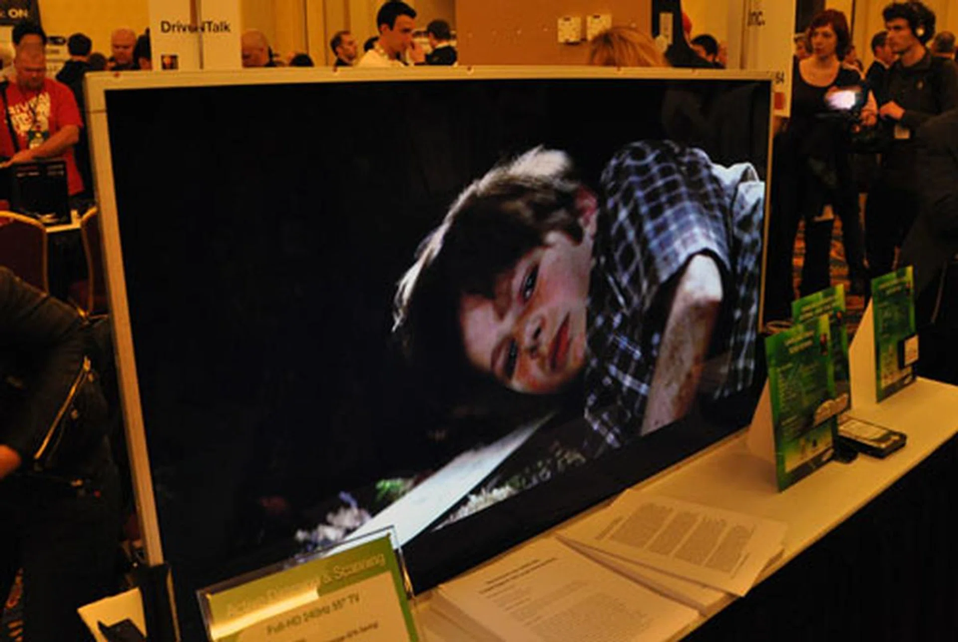 Samsung has a 55-inch 2-sided edge-lit LED TV on display that's really, really, thin. Like 10.8mm thin. What 2-sided edge lit means that the only lighting that lights up the TV is from the left and ride sides. As it's not a direct-lit backlight, it also means that it doesn't use as much power.