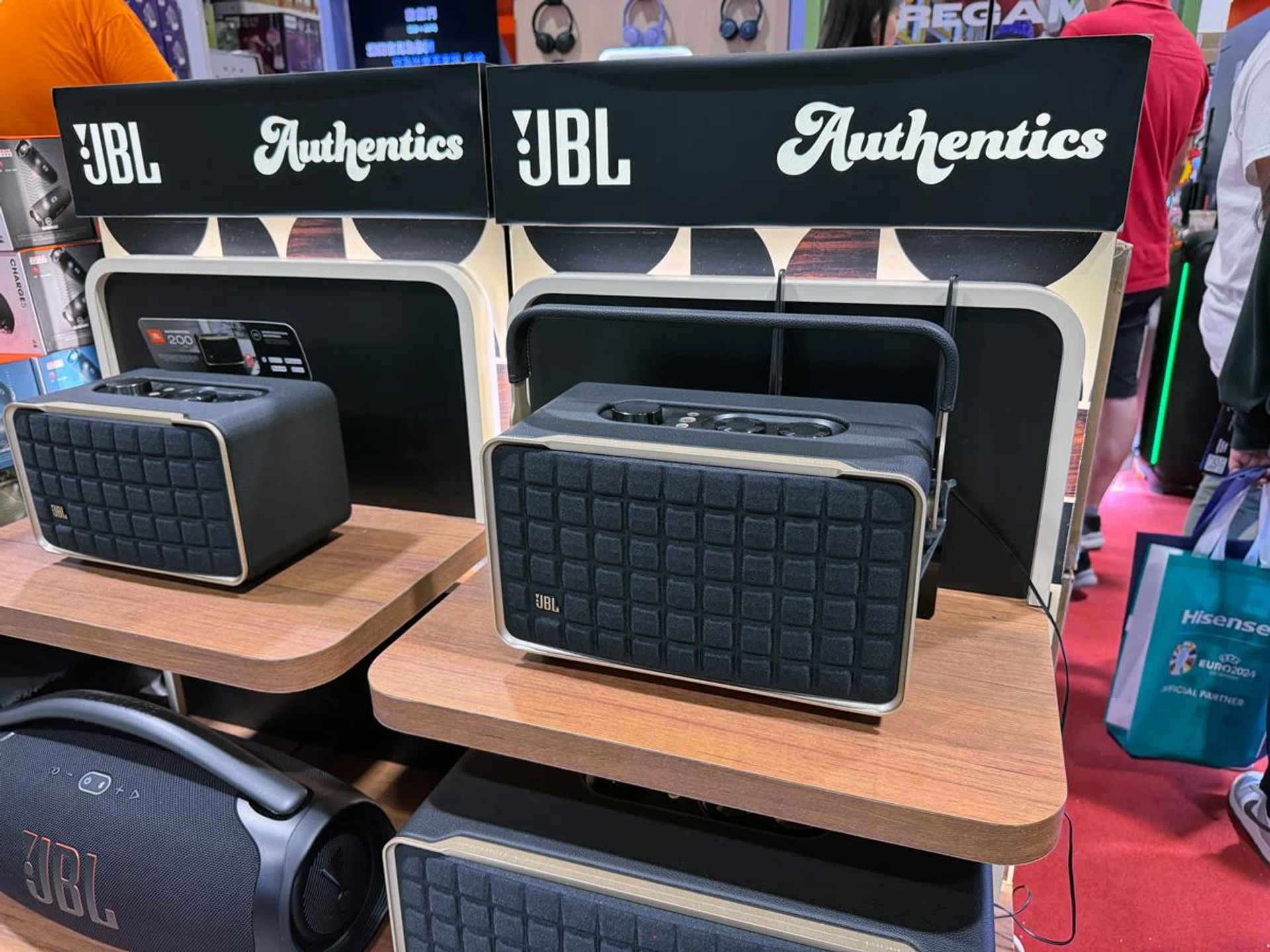 JBL Authentics 300.