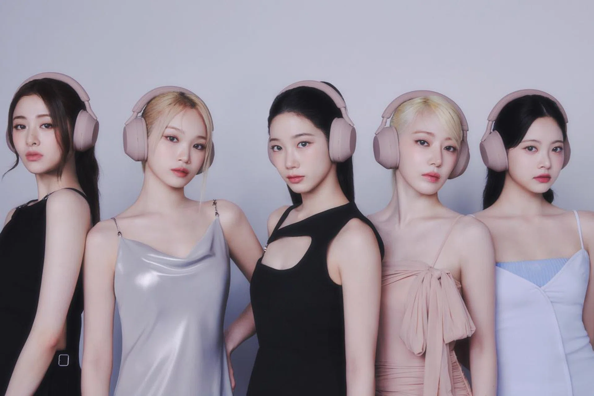 (L to R): LE SSERAFIM's Huh Yunjin, Kim Chaewon, Nakamura Kazuha, Miyawaki Sakura, and Hong Eunchae, all with Sony's Smoky Pink WH-1000XM5. Photo: Sony.
(Click to download full-resolution image).