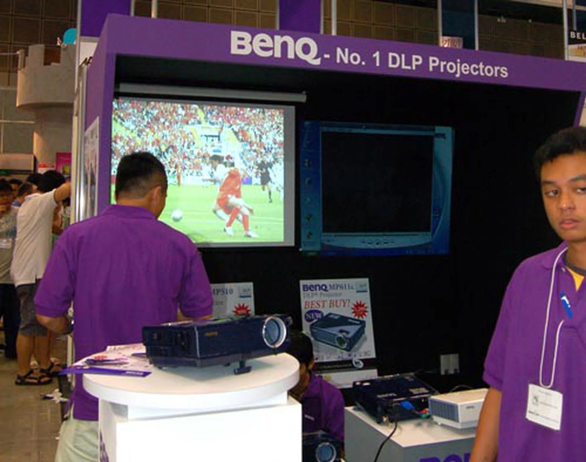  BenQ surely couldn't miss the huge crowds that thronged the halls of Suntec City and had a booth with plenty of projectors.  