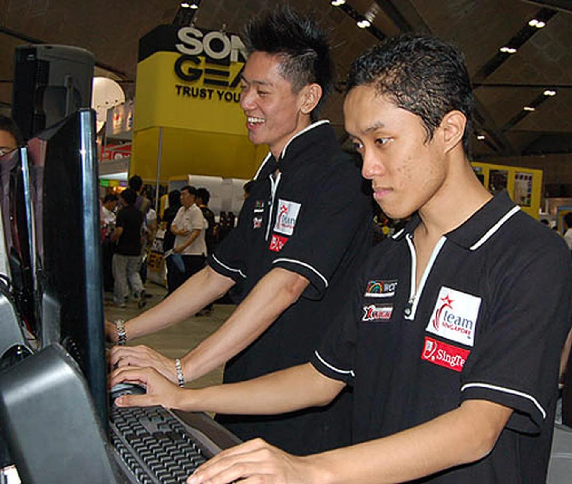  Who said gaming in Singapore was dead? Spotted at Logitech's booth was Singapore's very own Bf.Nut. This group of homegrown gamers that beat countries all over Asia, including Australia, Japan, South Korea, South Africa and many others to come out the Battlefield 2142 Champions of APAC. Ohï¿½and if you and a partner can survive a beating from these folks at the booth in BF2142, you might just walk away with Logitech gaming mice and keyboards as prizes.  