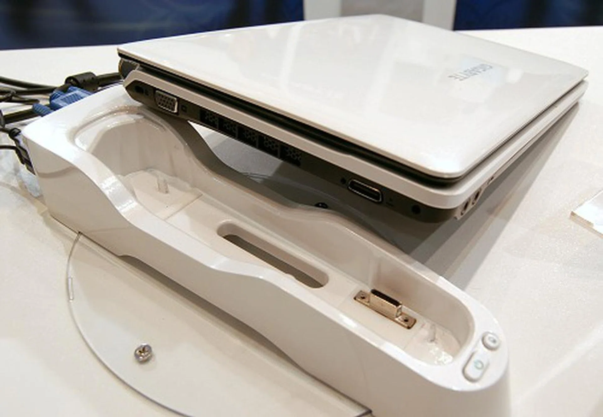  Just 'drop' the Gigabyte Booktop M1022 in place and you're ready to use it at home. The connector you see here is a proprietary one.  