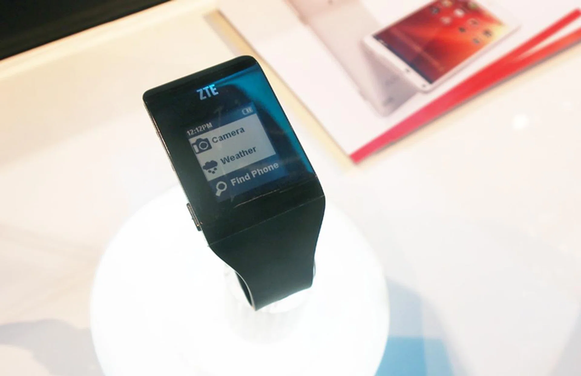 ZTE's new 'Bluewatch' smartwatch bears more than a passing resemblance to the Pebble smart watch.