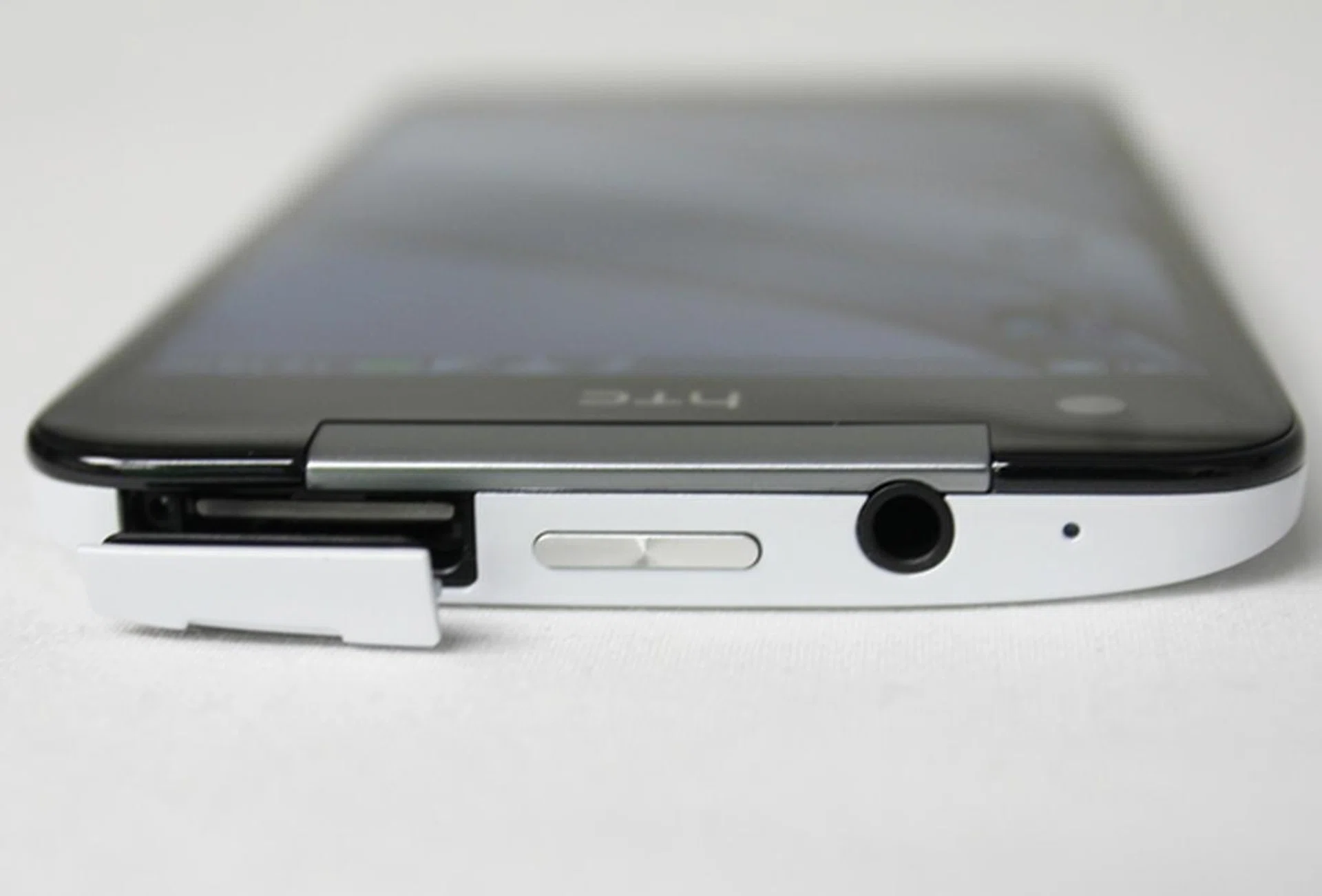 From left to right: microSIM + microSD card slot, Power button and 3.5mm audio output jack on the top profile of the device. Do take note that you have to use a pin to eject the SIM card slot.