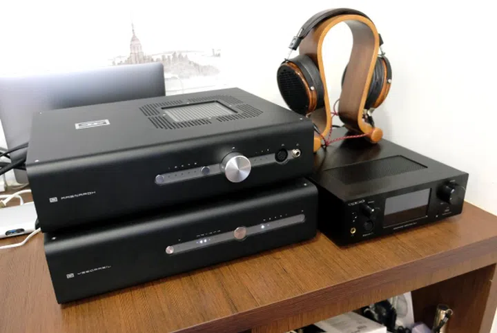 The Raggy and Yggy combo dwarfs the already pretty large HA-1. I had to remove my secondary monitor to make space for these giants.