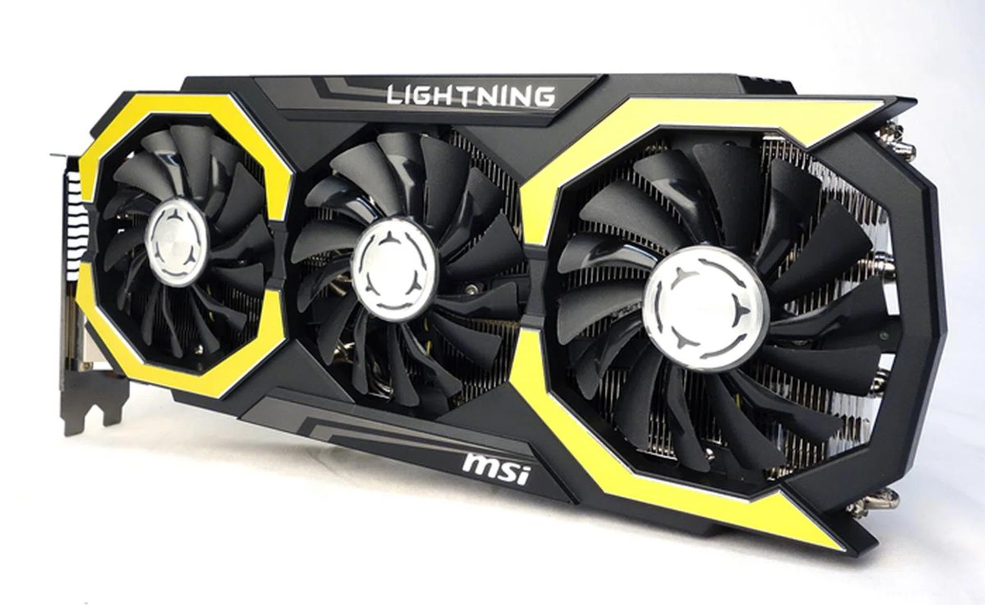 The MSI GeForce GTX 980 Ti Lightning has kept its look consistent with the Lightning branding, which is the familiar yellow-on-black color scheme. Also, the card uses the upgraded TriFrozr Thermal Design cooling system, which was first seen on the MSI N780 Lightning card.