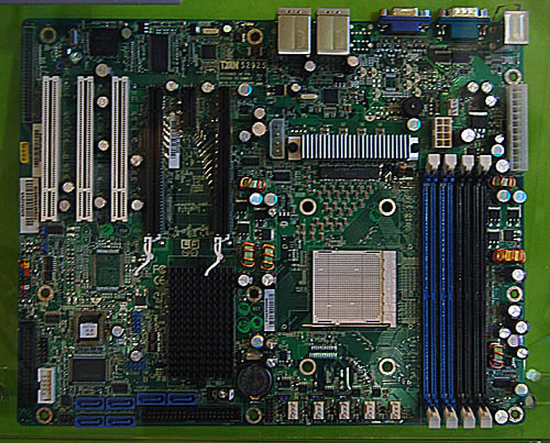  Based on NVIDIA's nForce Pro 3400, the Tyan Tomcat n3400B (S2925) is an entry level server/workstation motherboard, supporting a single AMD Athlon 64, 64FX or X2 processor. It has dual PCIe x 16 lanes for SLI support, integrated audio and video, Gigabit LAN ports and 4 DDR2 DIMM slots.  