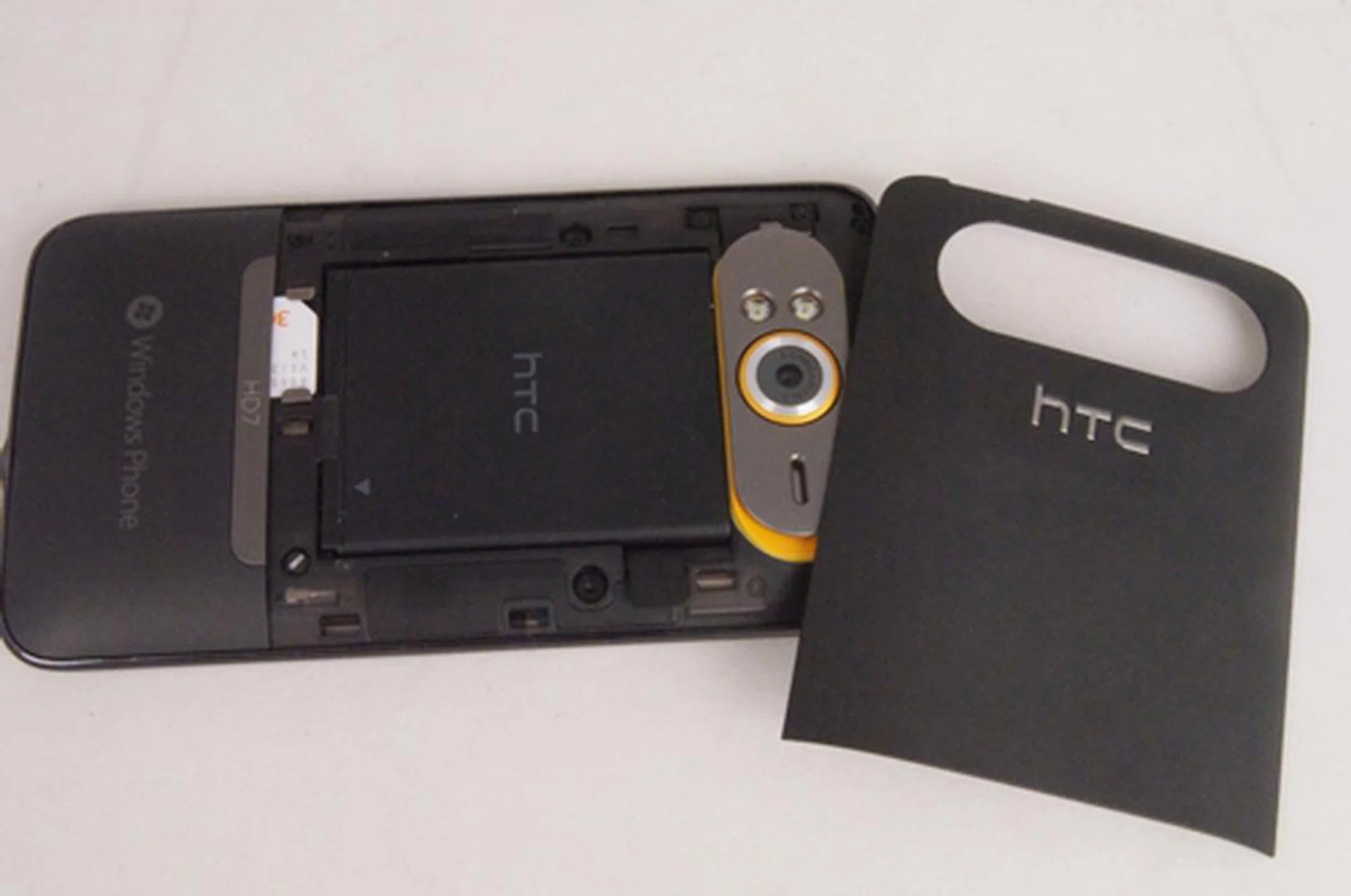 The back is predominantly plastic, with the battery compartment taking the top half of the real estate. As you can see, the battery has to be removed first before you can remove or insert the SIM card. There's no SD card compartment here, but you can rely on the phone's hefty 16GB internal storage.