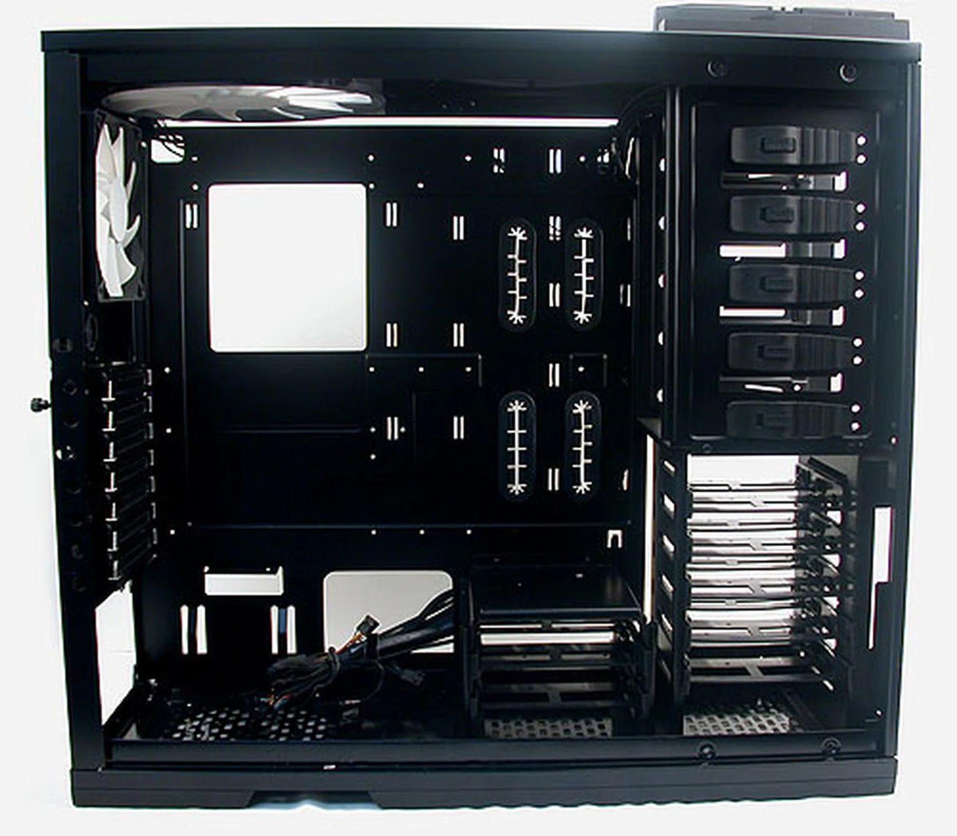 The interior of the Phantom with all the side panels removed, stands out for the number of access points for users to route the cables and have quick access to important areas like the CPU socket.