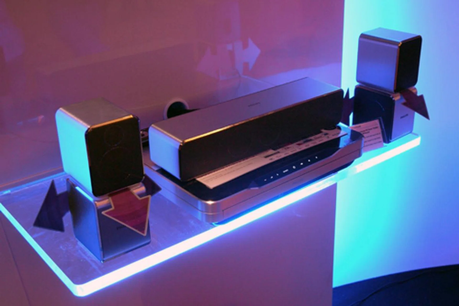 It might look like a conventional 5.1 home theater system, but the HTS9520 actually hides four satellite drivers with a tri-pole configuration. Each satellite speaker packs a single front firing driver and two side firing speakers to produce what Philips call a 360Sound, which doesn't require the listener to be at the center of the sound field to enjoy a convincing surround sound effect.