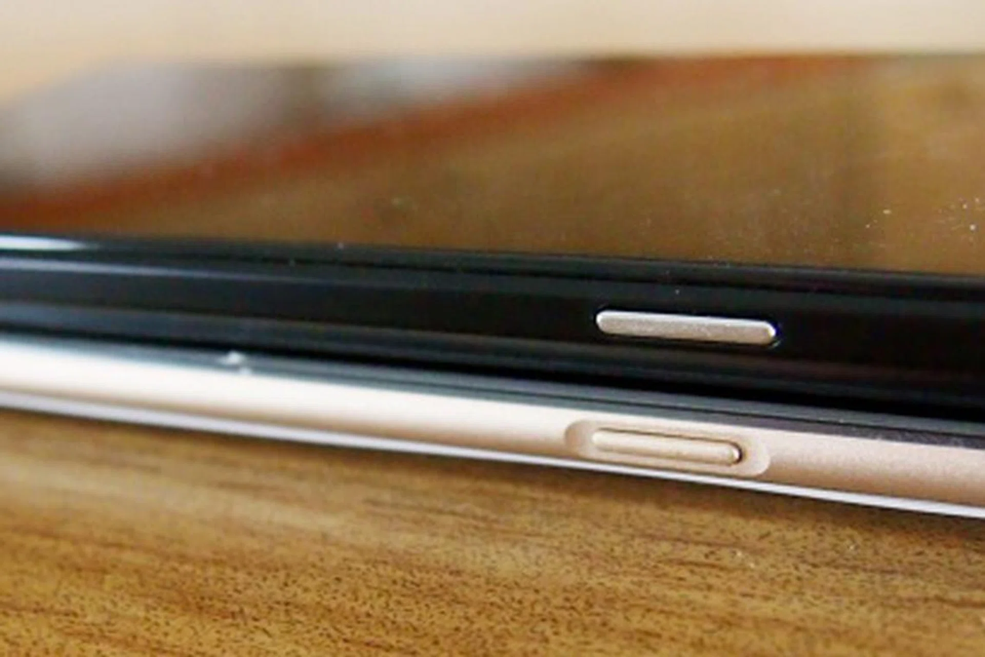 The G7 boasts a metallic frame which feels more premium than the plasticky P3000S.
