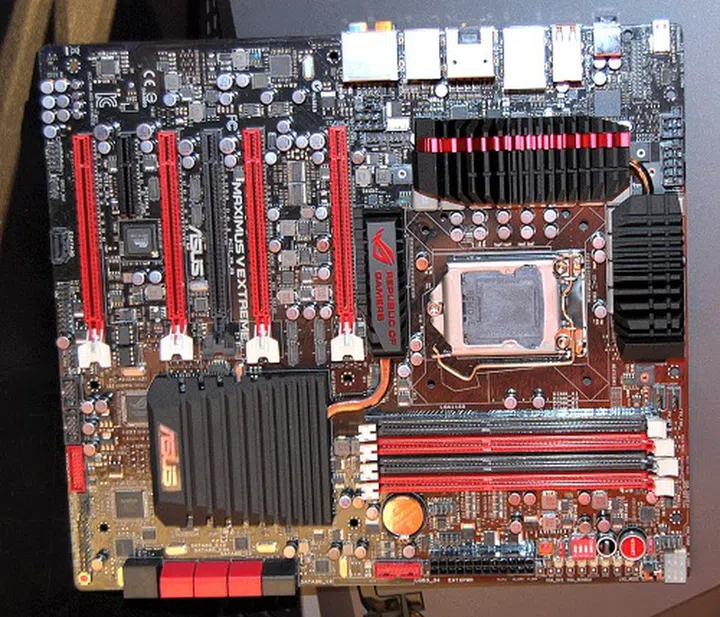 Sporting the ROG label's intimidating black and red color scheme, the Maximus V Extreme comes with five PCIe slots, giving it the capability to support SLI or CrossFireX in 4-way configuration with room for extra cards for added display outputs if required.