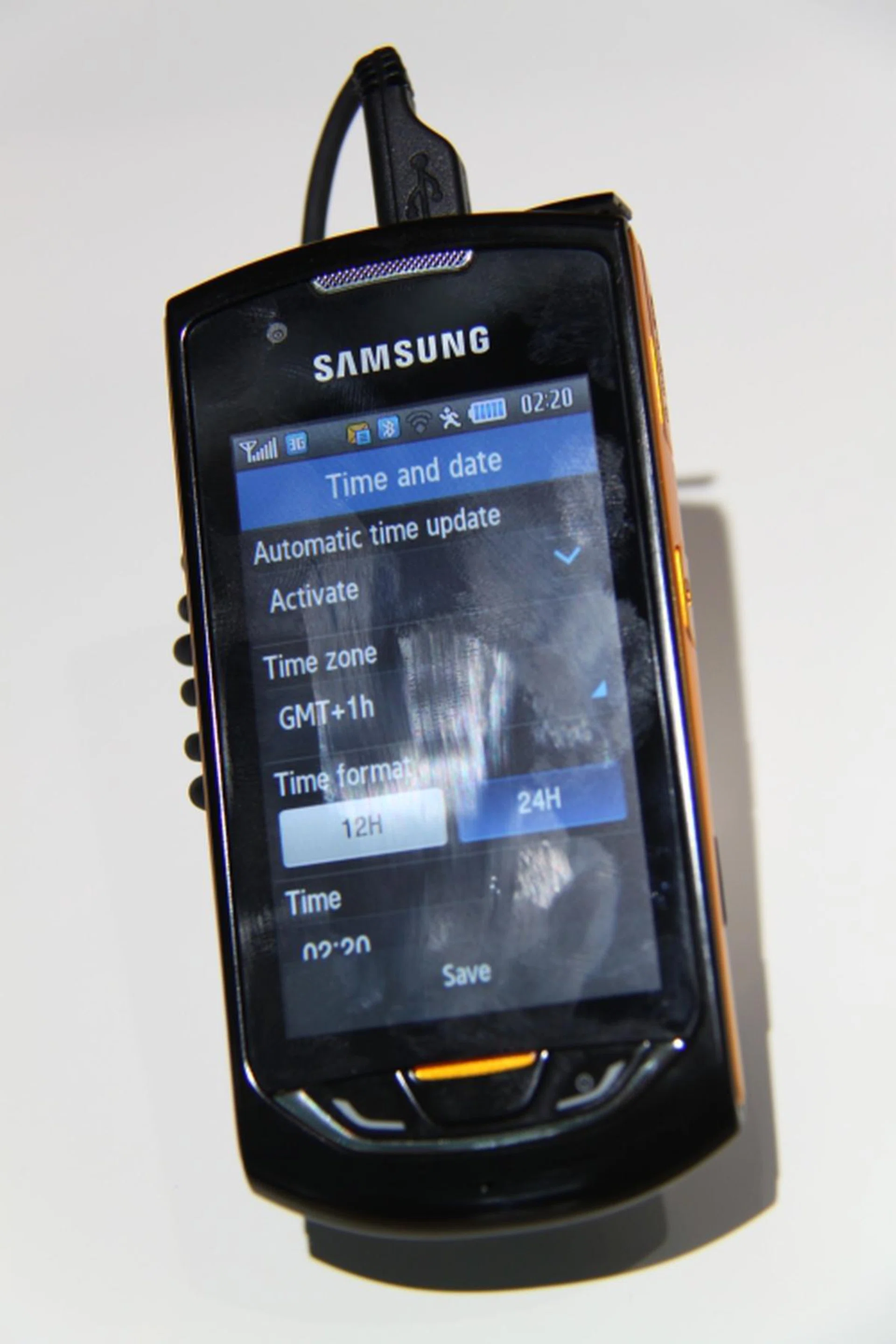 The Samsung Monte has a comfortable grip and organic body line. It features a 3.2-megapixel camera with Face Detection, and features like a pop-up SNS (social networking services)/Multi IM (G-talk, AIM, Palringo).