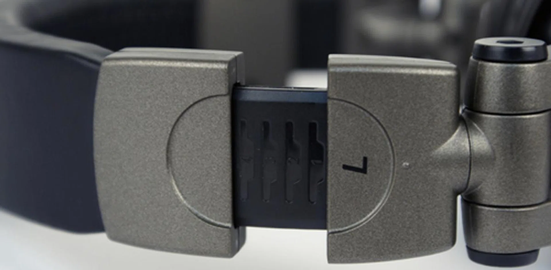 A click sound and numbers provides feedback for actuation and setting level respectively, to help with adjusting the headband for the SRH550DJ.