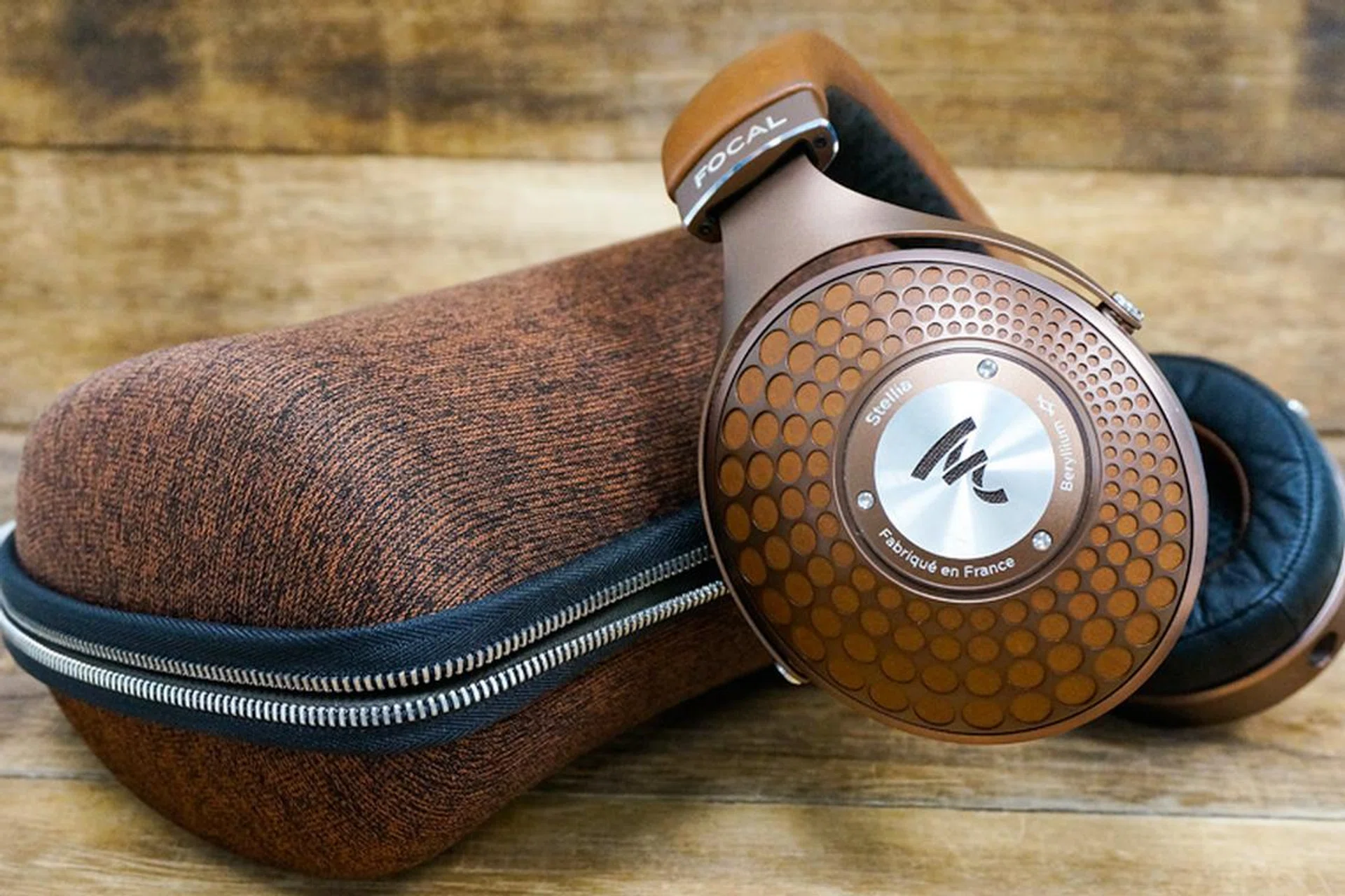 The Focal Stellia comes in an unusual but quite attractive cognac finish. It also comes with a color-matching carrying case.