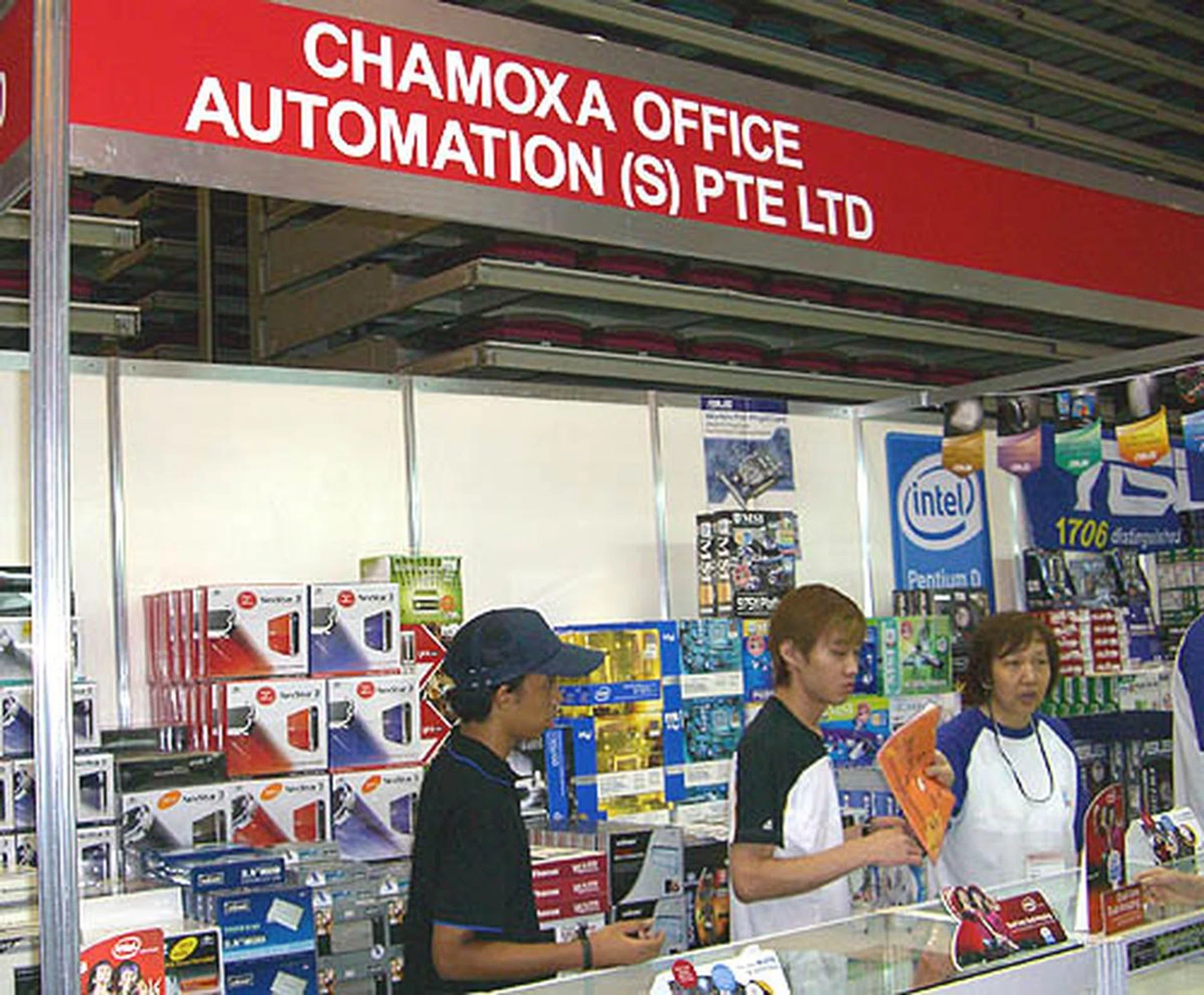 One of more well-known 'brands' at Sim Lim, Chamoxa is at the PC show too, selling its usual variety of PC components. 