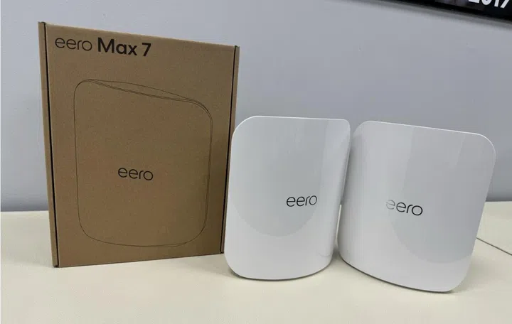 Amazon's eero Max 7.