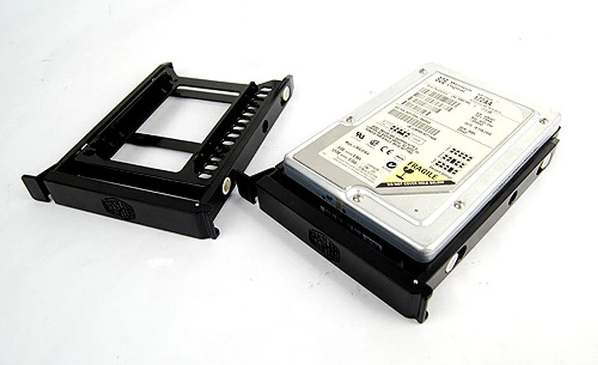 On the left is the special rack on which 2.5-inch drives can be installed on. On the right is the standard tool-free hard disk rack that can be found on many Cooler Master casings.