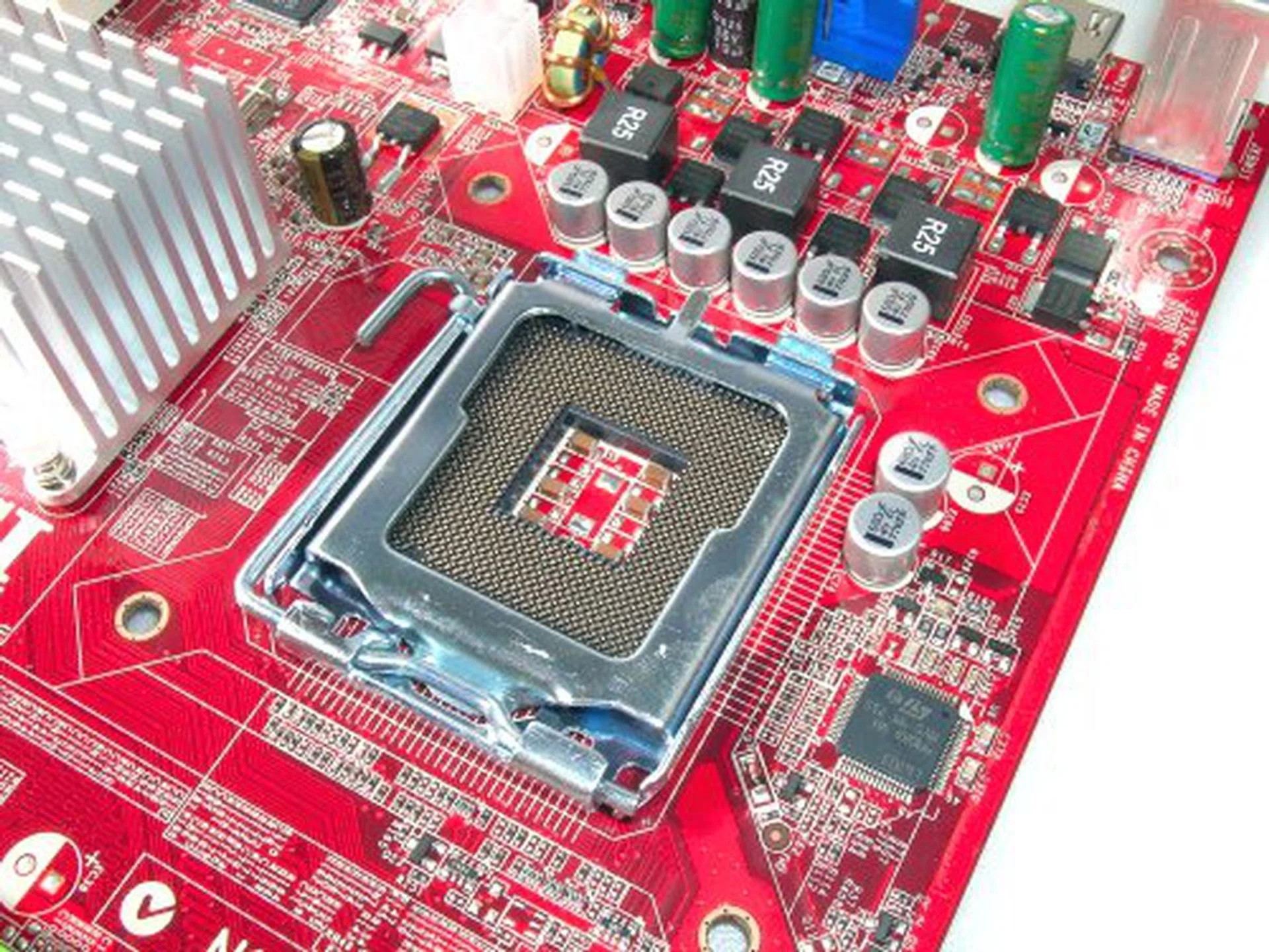 Decently spaced CPU socket with a 3-phase PWM design. While the rest of the motherboard uses normal capacitors, those surrounding the CPU are based on solid capacitors.