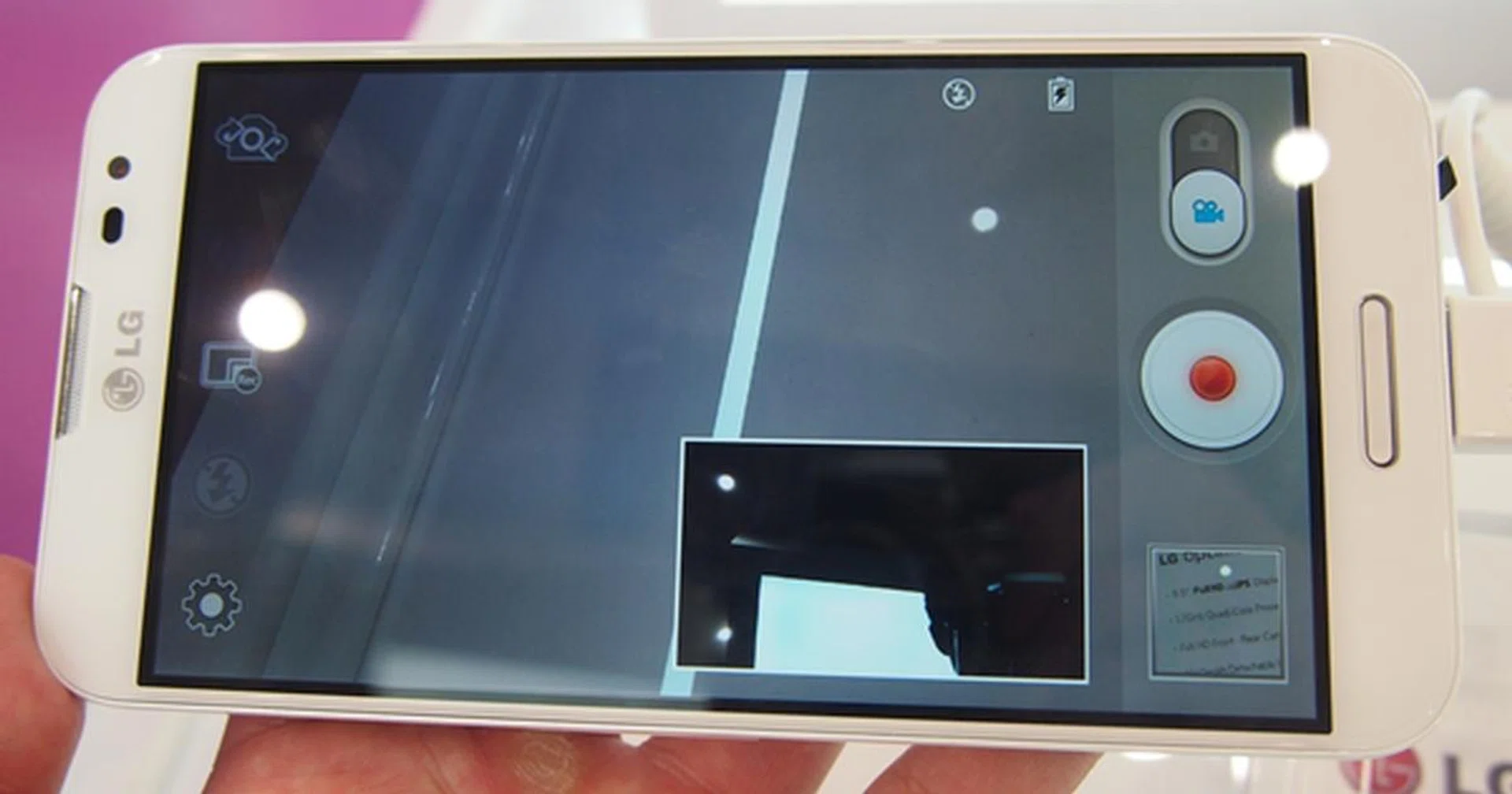 Dual Recording makes use of the front and rear cameras of the Optimus G to capture video simultaneously. Not only can you now film the reaction of other people, you also can record your responses on the LG Optimus G Pro.