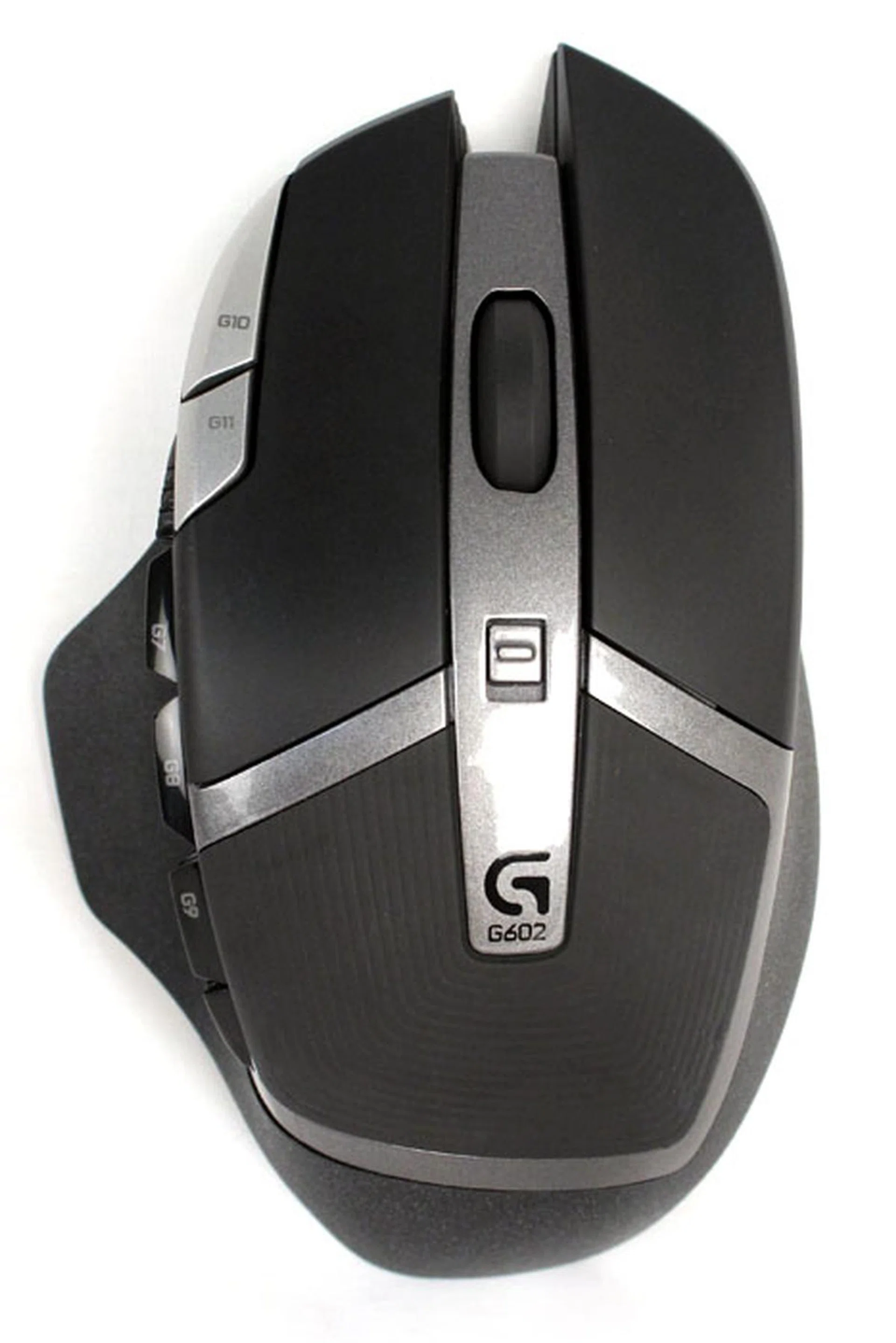 The G602 is 139mm long, 83mm wide (although 20mm of that is the oversized thumb ledge) and about 44mm tall. The right-click button is about 10mm longer than the left-click - which makes sense, since your middle finger is about 10mm longer than your index finger.