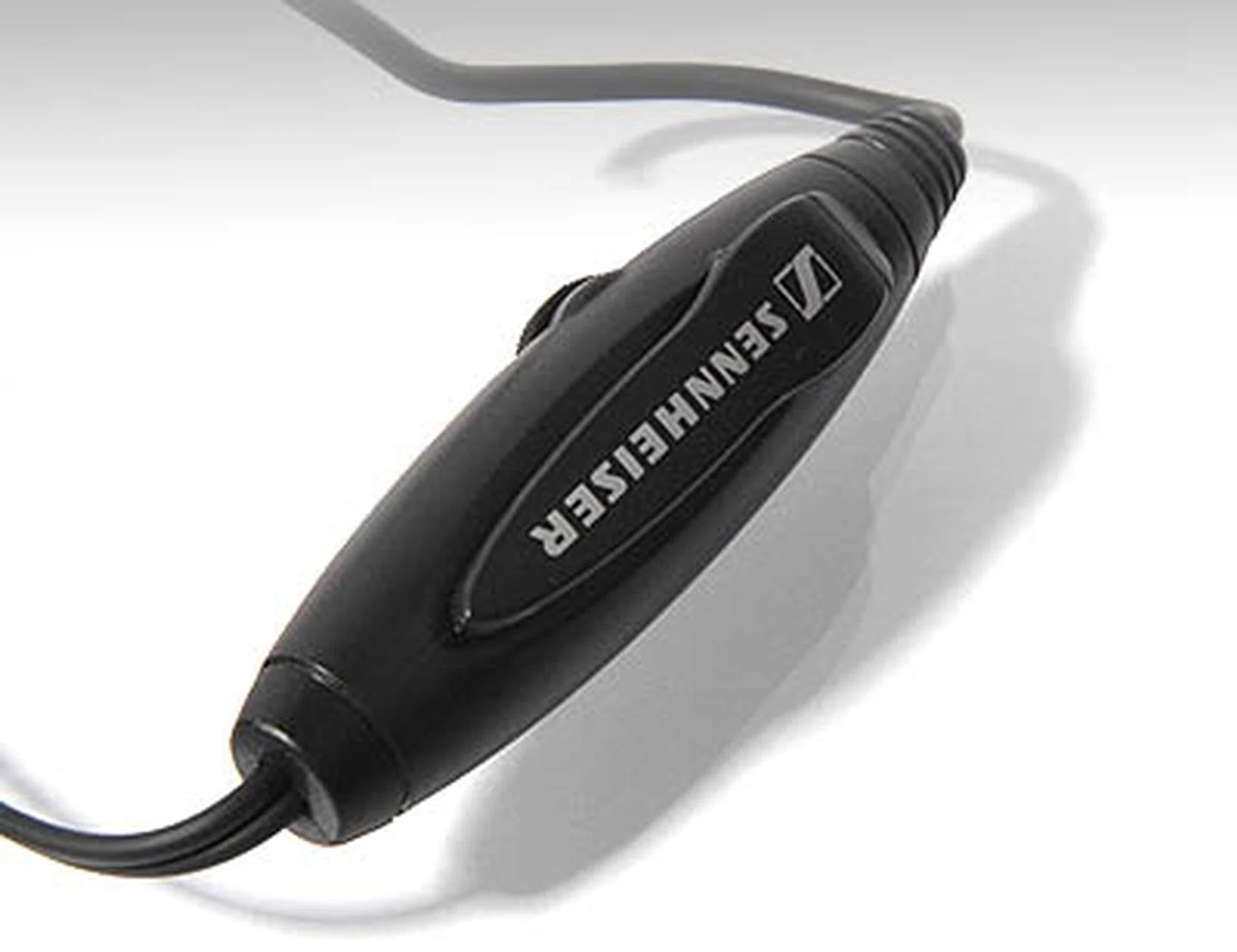 To adjust volume quickly, the PC160SK comes with an integrated volume control on the cable.