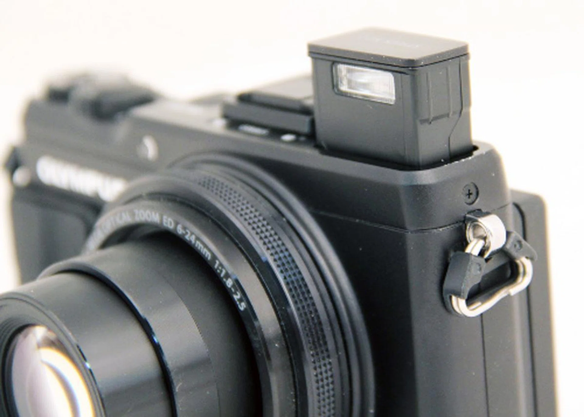 The XZ-2's built-in flash cannot be tilted due to its design, so you can only fire the flash straight ahead like most compacts.