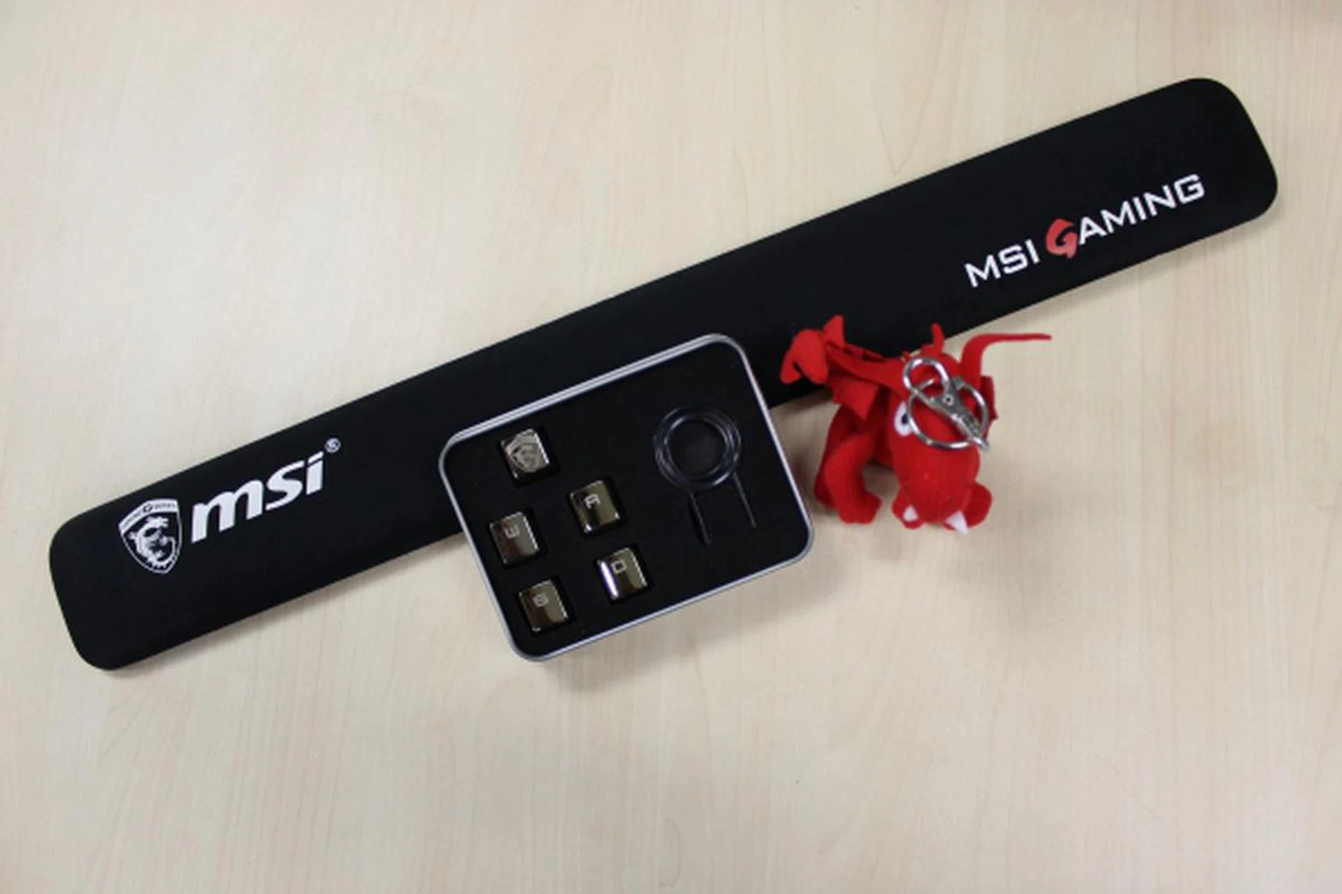 A generic wrist rest, a MSI Dragon keychain and the gold key caps with key cap removal device. There's also a rather sturdy backpack meant for carrying the notebook around.