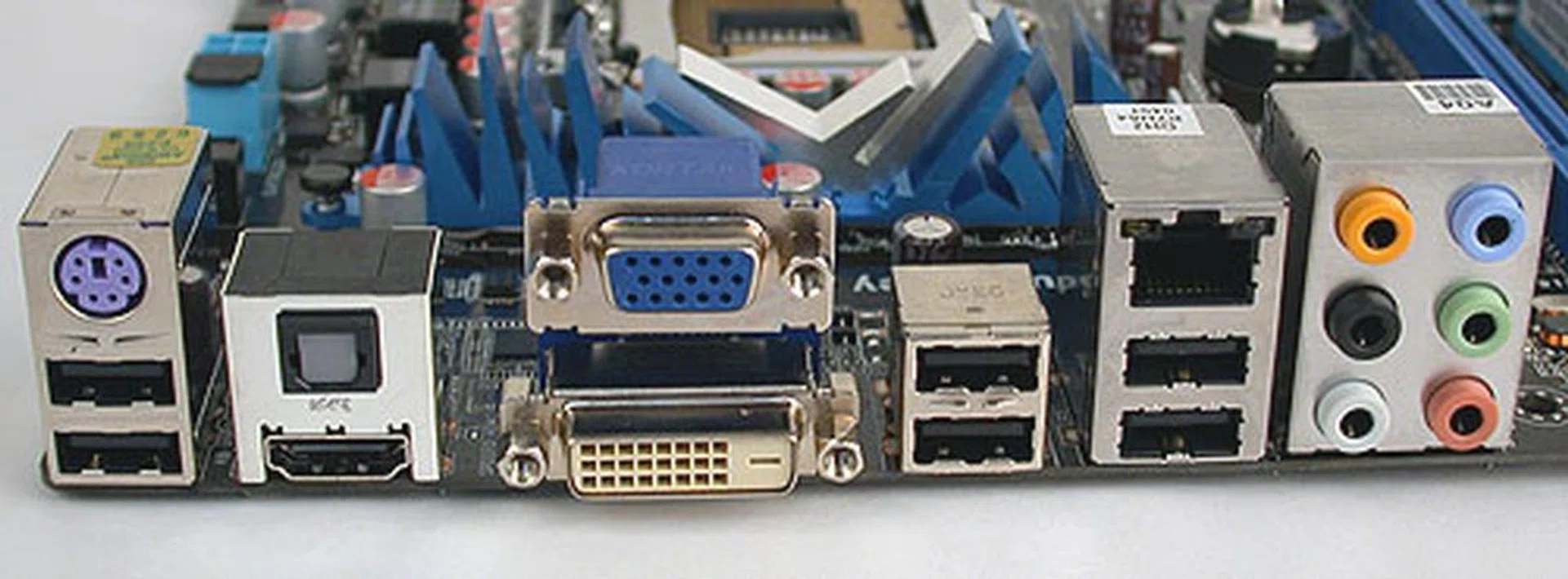 A total of six USB 2.0 ports at the back help to alleviate the loss of the PS/2 mouse port but the other connectors are typical of this type of motherboard with integrated graphics. There are no surprises here.