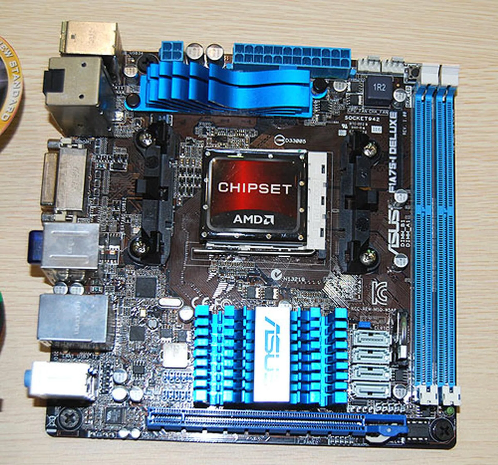 Designed for the HTPC, the ASUS F1A75-I Deluxe comes with an UEFI BIOS and native SATA 6Gbps ports. It is meant for AMD's A-series APU aka Llano which are expected to be available next month. 
