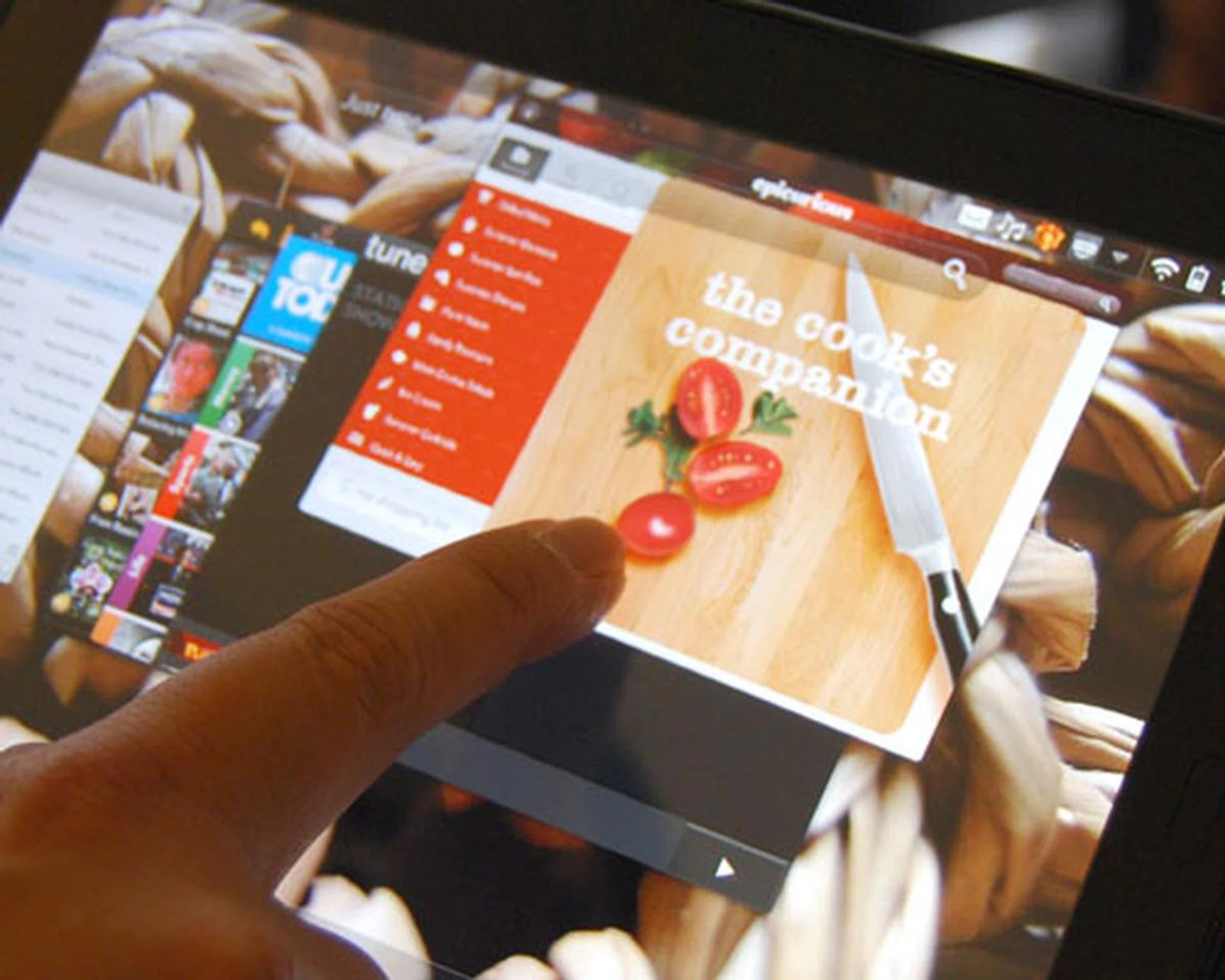 A simple upwards swipe will bring up a list of background apps or even close an app. Presented as cards, each app can also be stacked and grouped together for easy access.